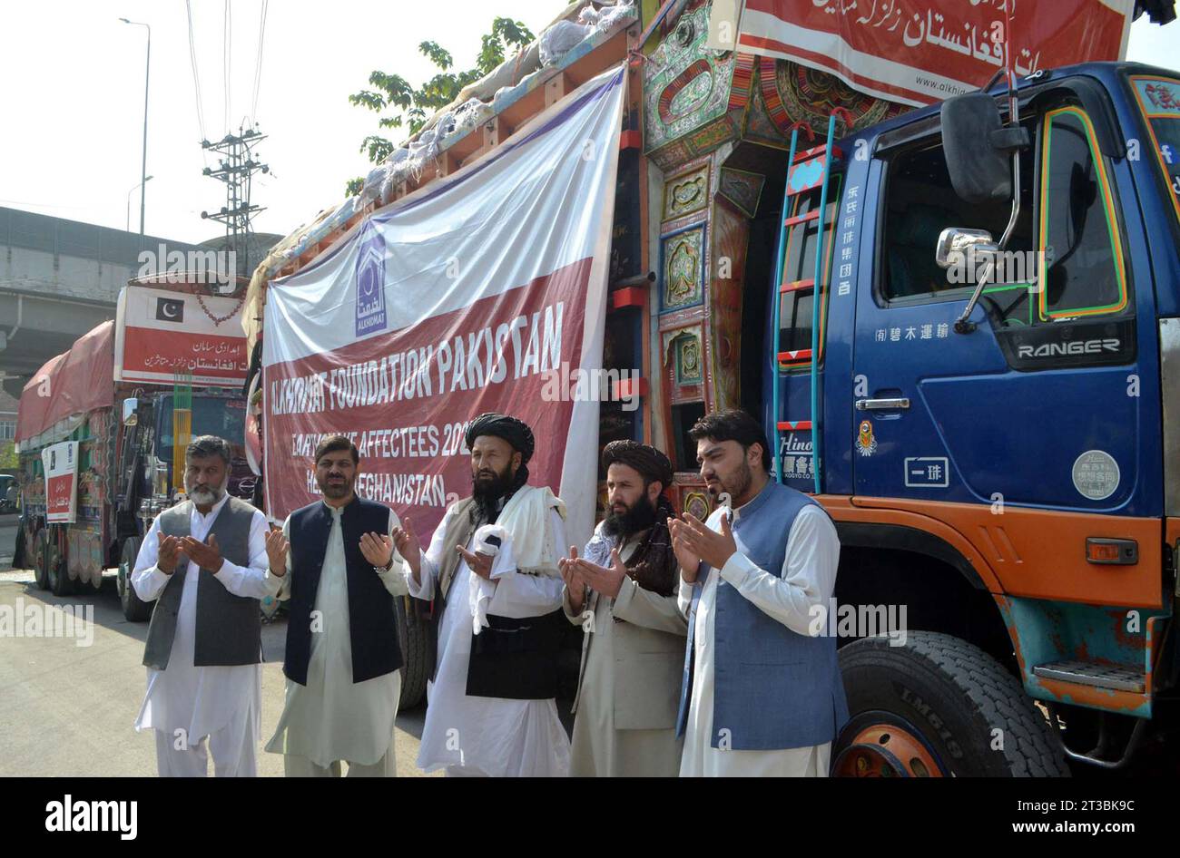 La Fondazione al-Khidmat invia aiuti umanitari per gli affettati del terremoto a Herat Afghanistan, a Peshawar martedì 24 ottobre 2023. Foto Stock