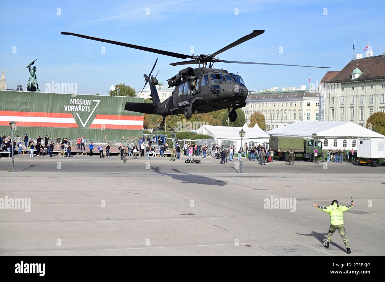 Vienna, Austria. 23 ottobre 2023. Mostra dell'esercito federale. Black Hawk S-70 atterraggio Foto Stock