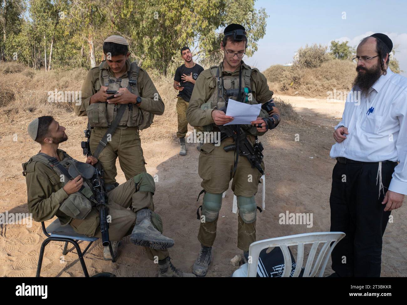 Israele meridionale, Israele. 24 ottobre 2028. I soldati israeliani si rilassano come se fossero stati equipaggiati da un rabbino per pregare in un'area di sosta nel sud di Israele vicino al confine con la Striscia di Gaza martedì 24 ottobre 2023. Israele si sta preparando ad entrare nella Striscia di Gaza dopo le infiltrazioni e gli attacchi che hanno massacrato circa 1,4000 israeliani. Più di 200 sono stati presi in ostaggio nella Striscia di Gaza. Foto di Jim Hollander/UPI Credit: UPI/Alamy Live News Foto Stock