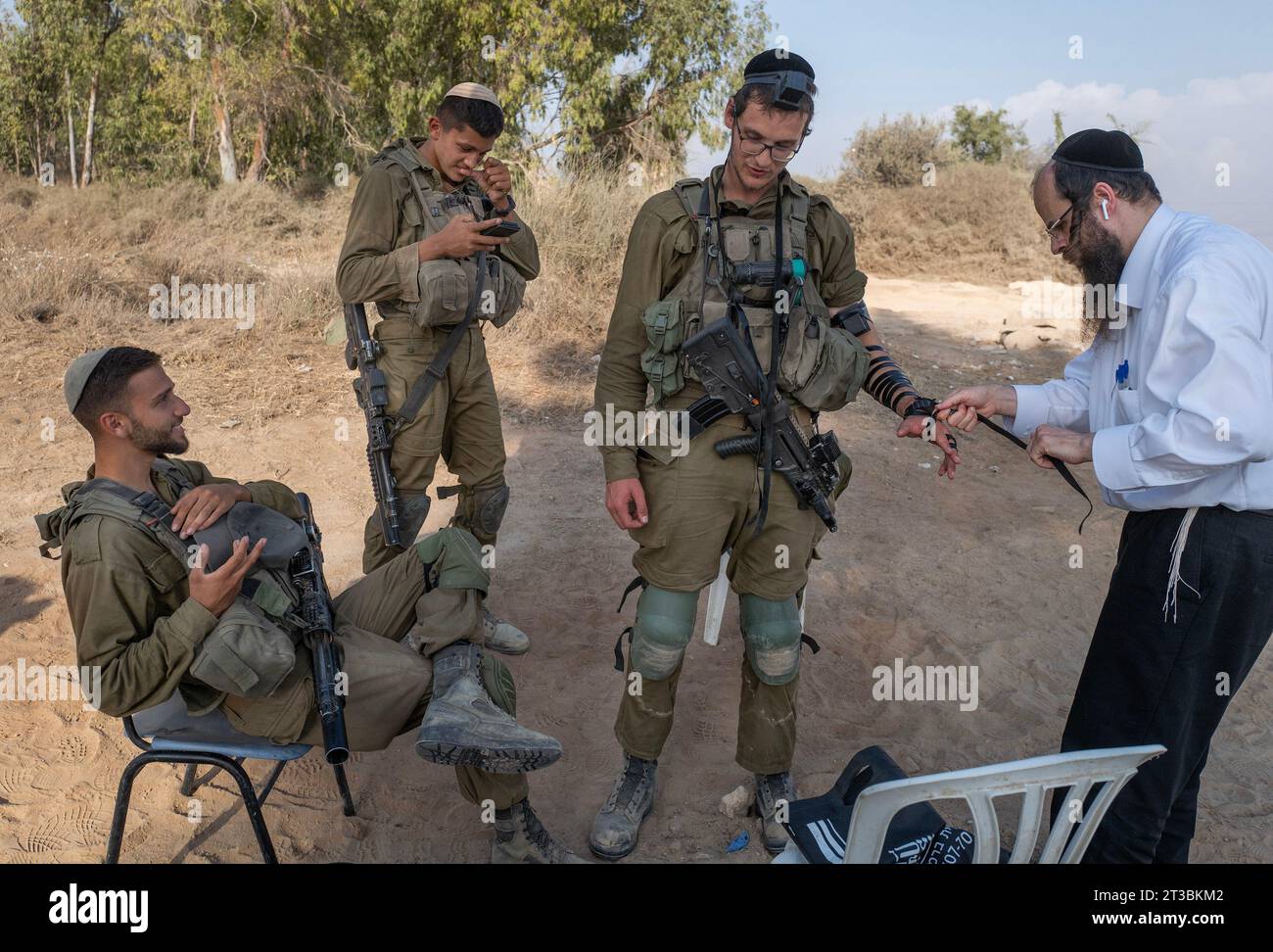 Israele meridionale, Israele. 24 ottobre 2028. I soldati israeliani si rilassano come se fossero stati equipaggiati da un rabbino per pregare in un'area di sosta nel sud di Israele vicino al confine con la Striscia di Gaza martedì 24 ottobre 2023. Israele si sta preparando ad entrare nella Striscia di Gaza dopo le infiltrazioni e gli attacchi che hanno massacrato circa 1,4000 israeliani. Più di 200 sono stati presi in ostaggio nella Striscia di Gaza. Foto di Jim Hollander/UPI Credit: UPI/Alamy Live News Foto Stock
