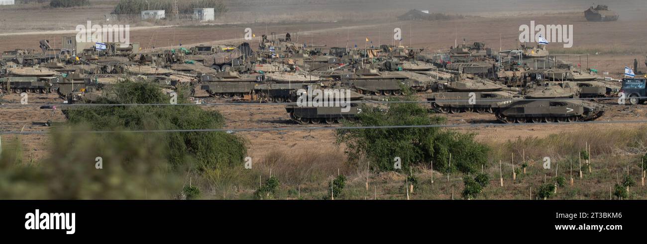 Israele meridionale, Israele. 24 ottobre 2023. Soldati israeliani con carri armati e APC (mezzi armati) in una zona di sosta nel sud di Israele vicino al confine con la Striscia di Gaza martedì 24 ottobre 2023. Israele si sta preparando per un'invasione terrestre a seguito delle infiltrazioni e degli attacchi di Hamas del 7 ottobre 2023 che hanno massacrato circa 1,4000 israeliani. Più di 200 sono stati presi in ostaggio nella Striscia di Gaza. Foto di Jim Hollander/UPI Credit: UPI/Alamy Live News Foto Stock