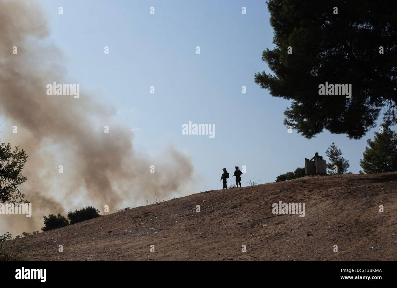 Israele meridionale, Israele. 24 ottobre 2028. I soldati israeliani guardano come un campo brucia dopo che un razzo lanciato da Hamas è atterrato fuori da una comunità israeliana meridionale vicino al confine di Gaza martedì 24 ottobre 2023. Infiltrazioni e attacchi di Hamas che hanno massacrato circa 1,4000 israeliani. Più di 200 sono stati presi in ostaggio nella Striscia di Gaza. Foto di Jim Hollander/UPI Credit: UPI/Alamy Live News Foto Stock
