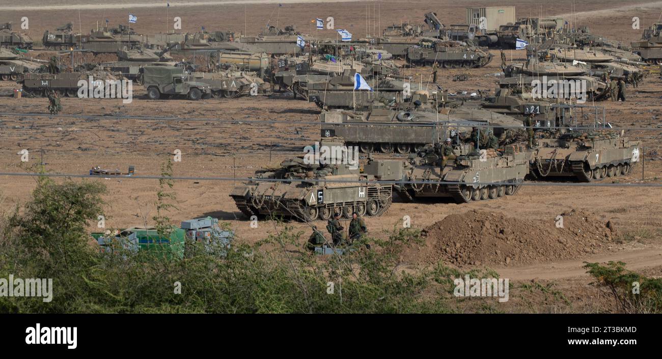 Israele meridionale, Israele. 24 ottobre 2023. Soldati israeliani con carri armati e APC (mezzi armati) in una zona di sosta nel sud di Israele vicino al confine con la Striscia di Gaza martedì 24, 2023. Israele si sta preparando per un'invasione terrestre a seguito delle infiltrazioni e degli attacchi di Hamas del 7 ottobre 2023 che hanno massacrato circa 1,4000 israeliani. Più di 200 sono stati presi in ostaggio nella Striscia di Gaza. Foto di Jim Hollander/UPI Credit: UPI/Alamy Live News Foto Stock