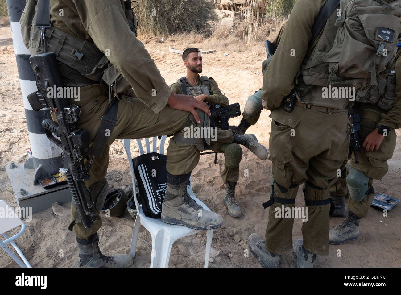 Israele meridionale, Israele. 24 ottobre 2028. I soldati israeliani si rilassano in una zona di sosta nel sud di Israele vicino al confine con la Striscia di Gaza martedì 24 ottobre 2023. Israele si sta preparando ad entrare nella Striscia di Gaza dopo le infiltrazioni e gli attacchi che hanno massacrato circa 1,4000 israeliani. Più di 200 sono stati presi in ostaggio nella Striscia di Gaza. Foto di Jim Hollander/UPI Credit: UPI/Alamy Live News Foto Stock