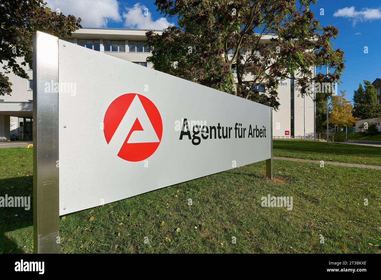 Firma con l'iscrizione tedesca Agentur für Arbeit, agenzia di collocamento a Magdeburgo in Germania Foto Stock