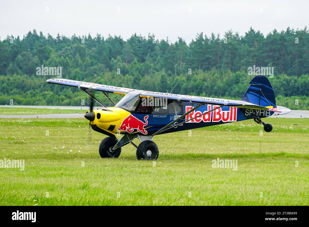 Liepaja, Lettonia- 06 agosto 2023: Cub Crafters Carbon Cub Plane SP-YHB al salone aereo, Red Bull Plane con il pilota Lukasz Czepiela Foto Stock