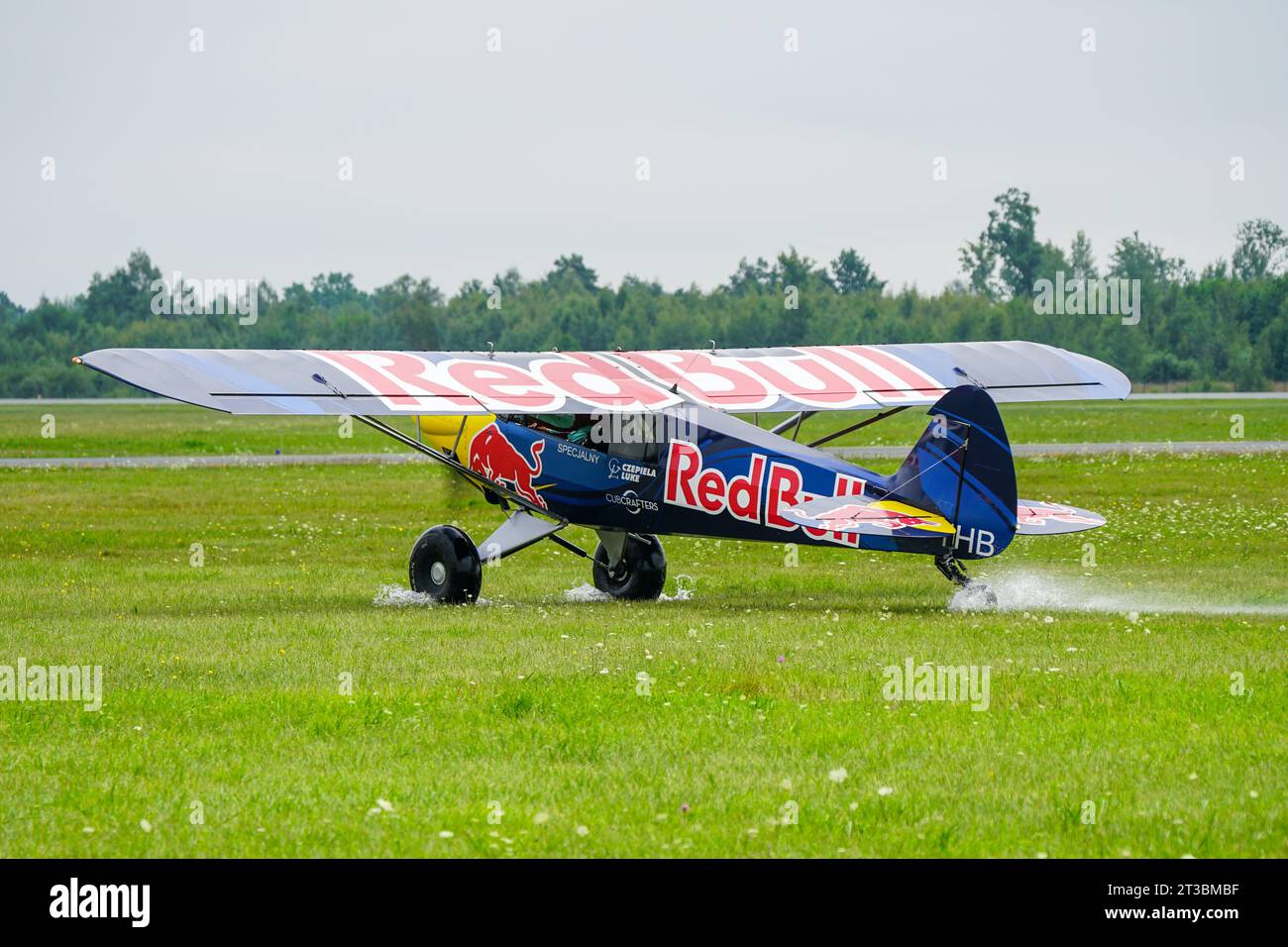 Liepaja, Lettonia- 06 agosto 2023: Cub Crafters Carbon Cub Plane SP-YHB al salone aereo, Red Bull Plane con il pilota Lukasz Czepiela Foto Stock