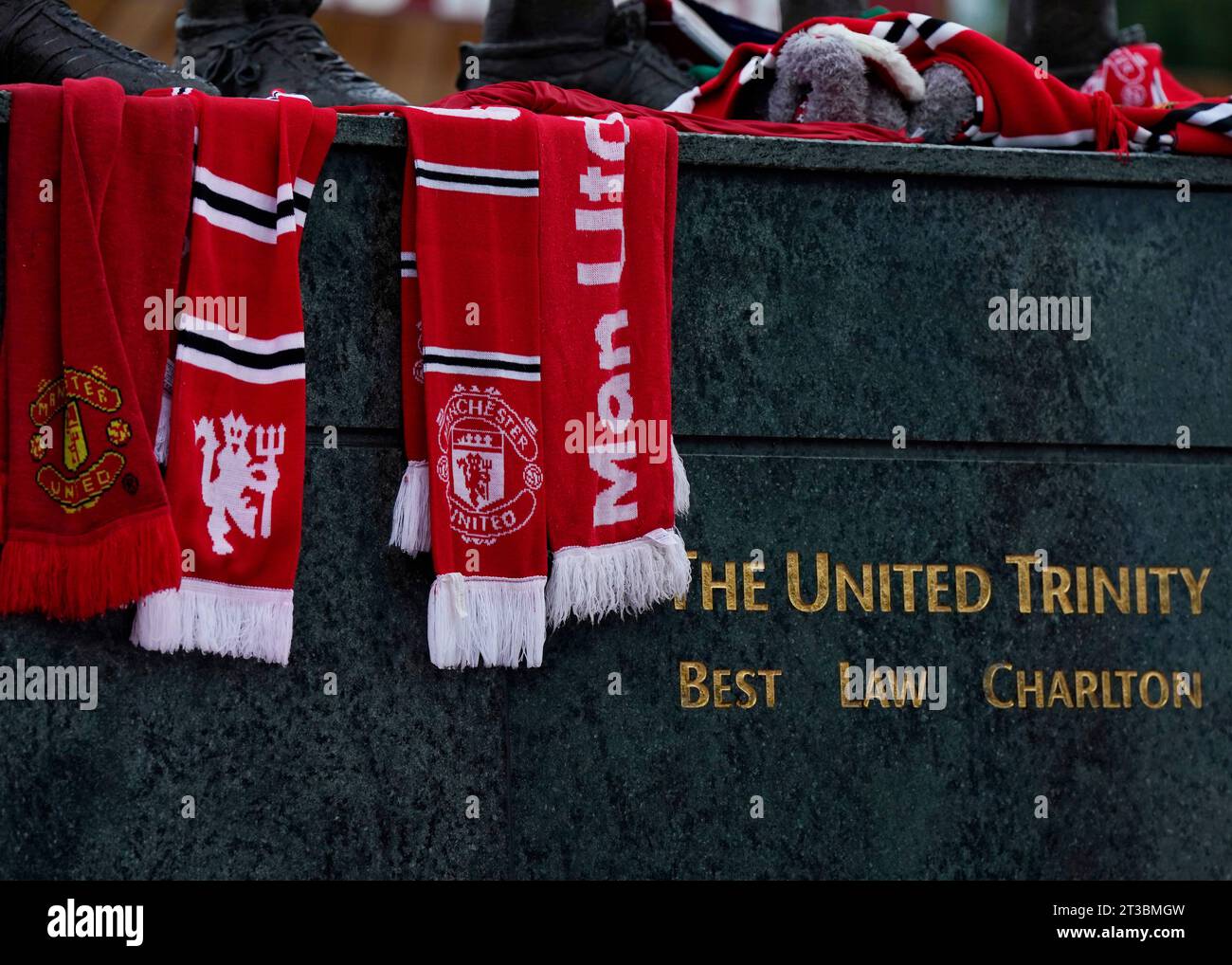 Manchester, Regno Unito. 24 ottobre 2023. I tributi cominciano a travolgere lo stato delle tre leggende del Manchester United prima della partita di UEFA Champions League all'Old Trafford, Manchester. Il credito fotografico dovrebbe leggere: Andrew Yates/Sportimage Credit: Sportimage Ltd/Alamy Live News Foto Stock