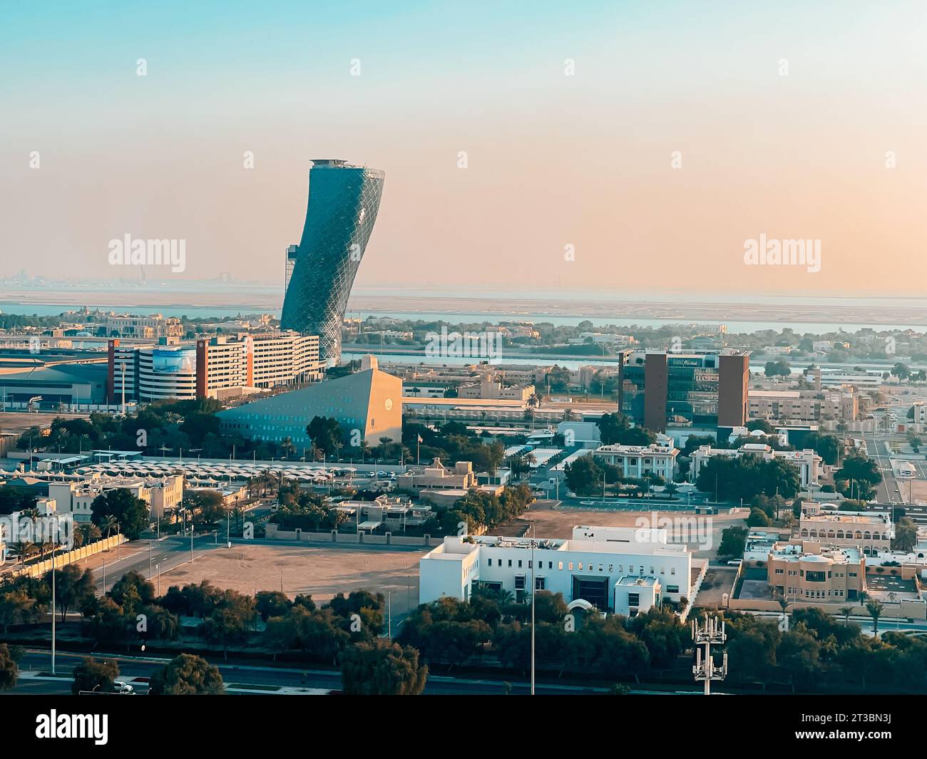 Foto aerea dell'architettura mediorientale della città | skyline e monumenti di Abu Dhabi | Downtown al tramonto Foto Stock