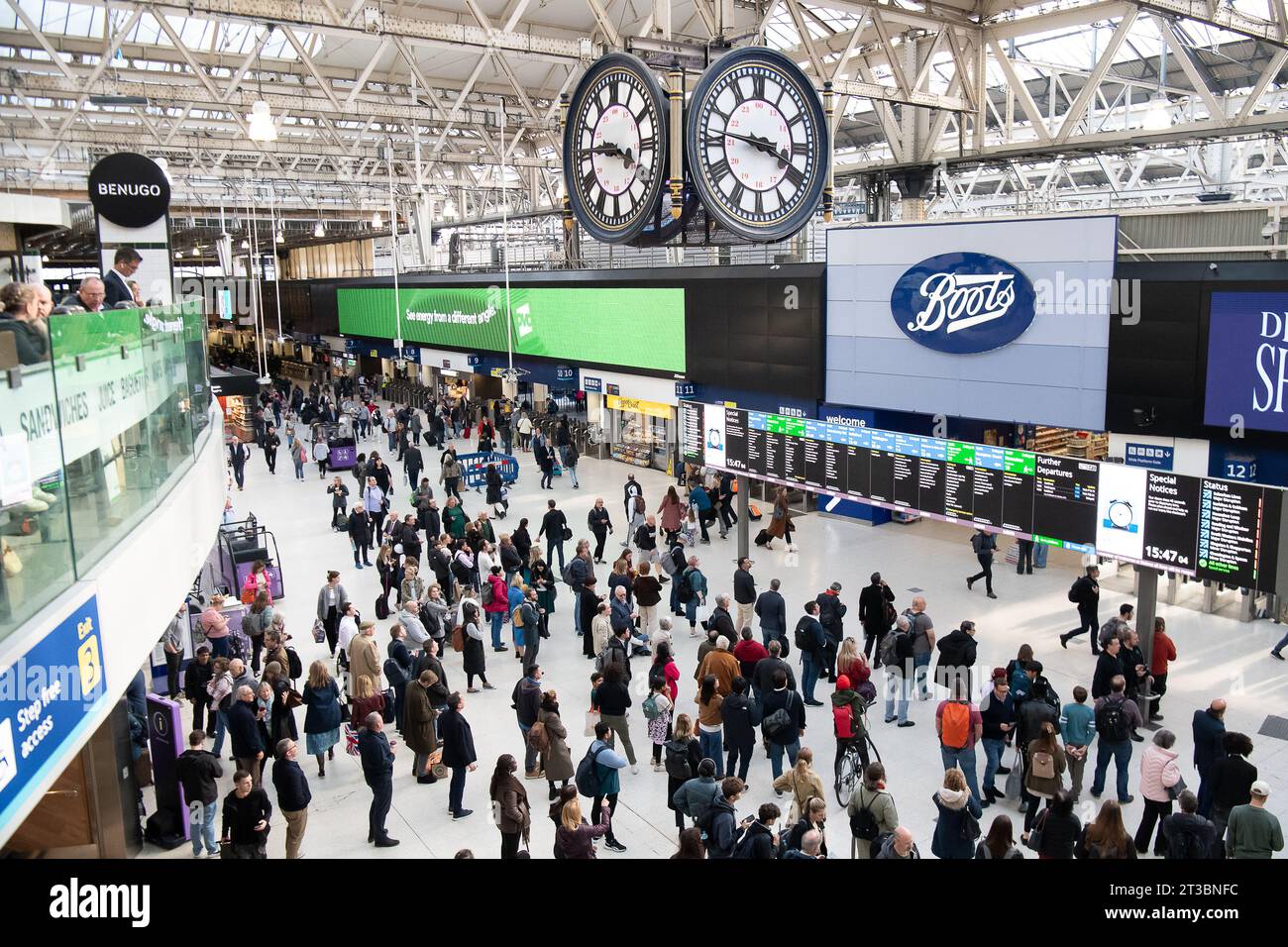 Waterloo, Londra, Regno Unito. 24 ottobre 2023. È stato un pomeriggio e una serata frenetici alla stazione di Waterloo a Londra. La South Western Railway segnalava gravi interruzioni in quanto i treni erano stati ritardati o cancellati da Waterloo questo pomeriggio e la sera a seguito di un incidente, presumibilmente fatale, tra Surbiton e Clapham Junction. Treni per Kingston/Shepperton, Chessington/Epsom, Surbinton/Cobham, Hounslow Loop, Reading/Windsor Lines, South Western Mailine, West of England, South Hampshire locali, Ascot/Guildford e Surban Lines furono tutti coinvolti. Credito: Maureen McLean/Alamy Live News Foto Stock