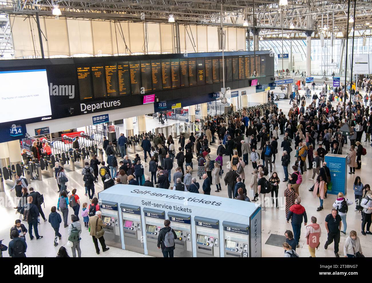 Waterloo, Londra, Regno Unito. 24 ottobre 2023. È stato un pomeriggio e una serata frenetici alla stazione di Waterloo a Londra. La South Western Railway segnalava gravi interruzioni in quanto i treni erano stati ritardati o cancellati da Waterloo questo pomeriggio e la sera a seguito di un incidente, presumibilmente fatale, tra Surbiton e Clapham Junction. Treni per Kingston/Shepperton, Chessington/Epsom, Surbinton/Cobham, Hounslow Loop, Reading/Windsor Lines, South Western Mailine, West of England, South Hampshire locali, Ascot/Guildford e Surban Lines furono tutti coinvolti. Credito: Maureen McLean/Alamy Live News Foto Stock