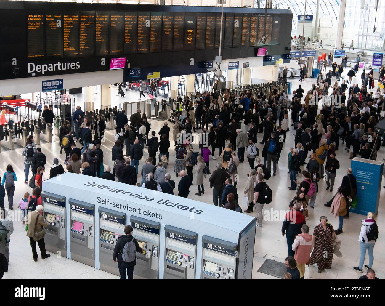 Waterloo, Londra, Regno Unito. 24 ottobre 2023. È stato un pomeriggio e una serata frenetici alla stazione di Waterloo a Londra. La South Western Railway segnalava gravi interruzioni in quanto i treni erano stati ritardati o cancellati da Waterloo questo pomeriggio e la sera a seguito di un incidente, presumibilmente fatale, tra Surbiton e Clapham Junction. Treni per Kingston/Shepperton, Chessington/Epsom, Surbinton/Cobham, Hounslow Loop, Reading/Windsor Lines, South Western Mailine, West of England, South Hampshire locali, Ascot/Guildford e Surban Lines furono tutti coinvolti. Credito: Maureen McLean/Alamy Live News Foto Stock