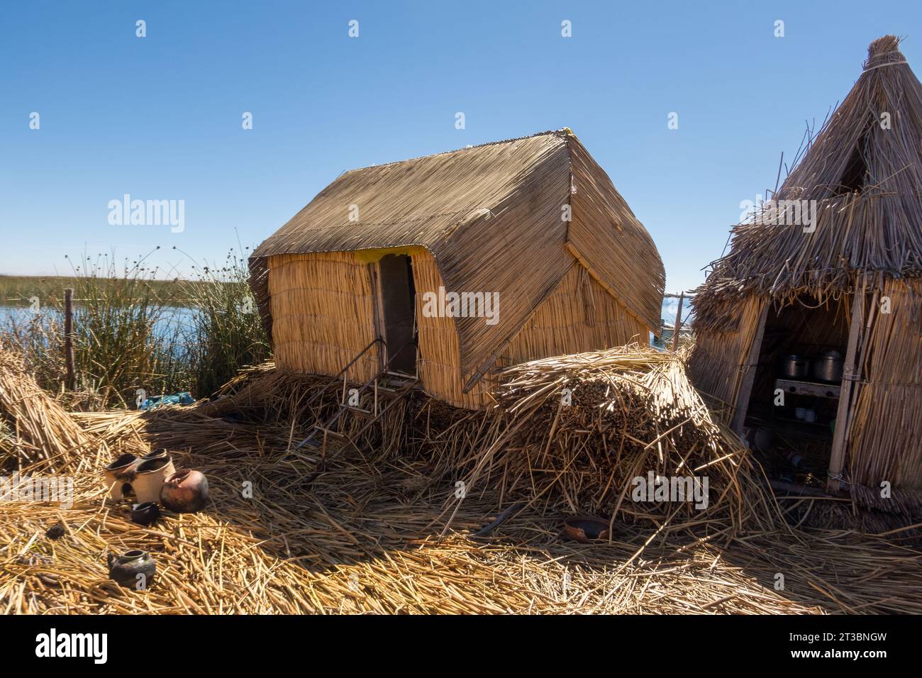 Casa di canna sulle isole galleggianti della comunità Uros, il lago Titicaca Foto Stock