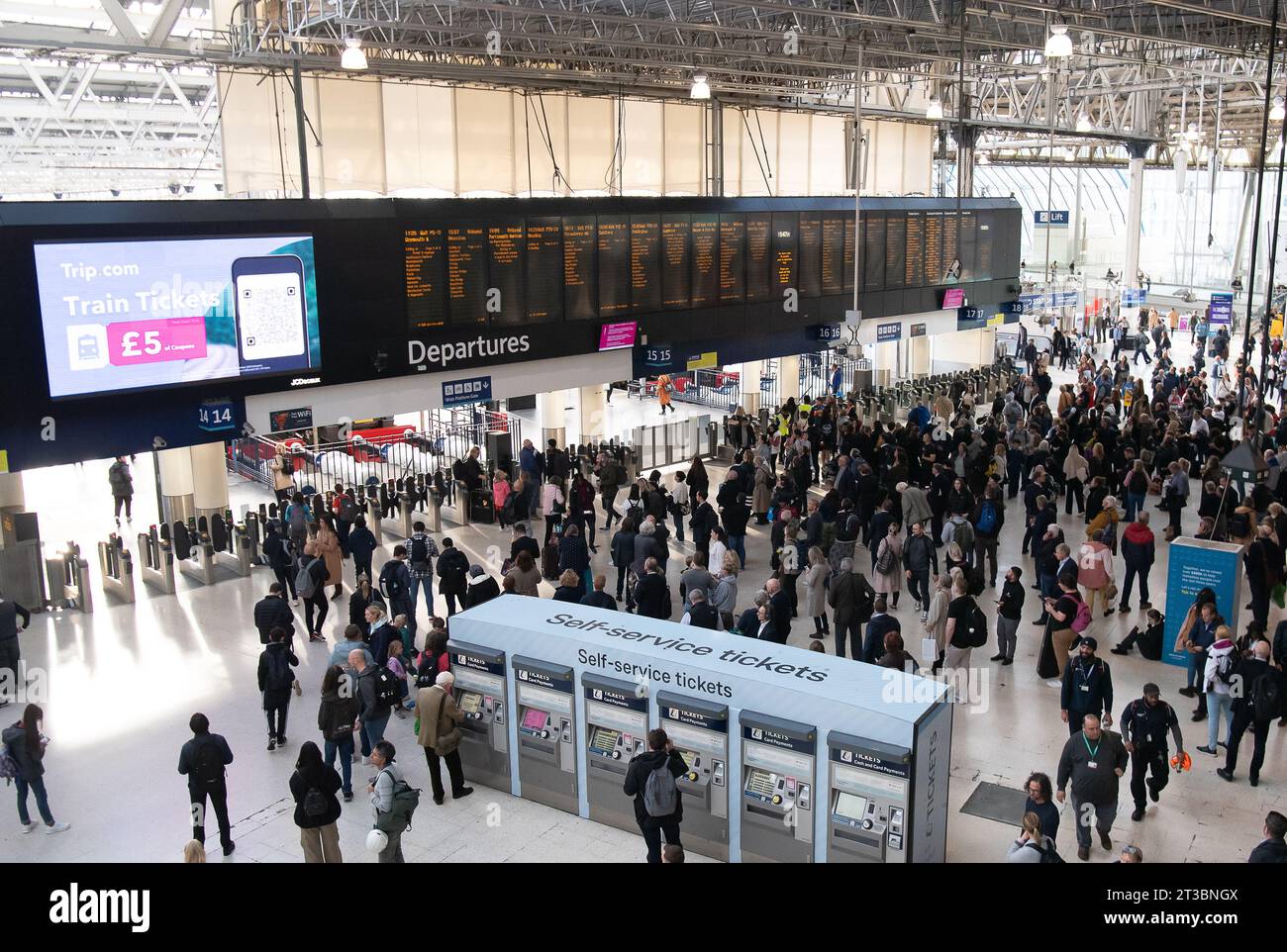 Waterloo, Londra, Regno Unito. 24 ottobre 2023. È stato un pomeriggio e una serata frenetici alla stazione di Waterloo a Londra. La South Western Railway segnalava gravi interruzioni in quanto i treni erano stati ritardati o cancellati da Waterloo questo pomeriggio e la sera a seguito di un incidente, presumibilmente fatale, tra Surbiton e Clapham Junction. Treni per Kingston/Shepperton, Chessington/Epsom, Surbinton/Cobham, Hounslow Loop, Reading/Windsor Lines, South Western Mailine, West of England, South Hampshire locali, Ascot/Guildford e Surban Lines furono tutti coinvolti. Credito: Maureen McLean/Alamy Live News Foto Stock