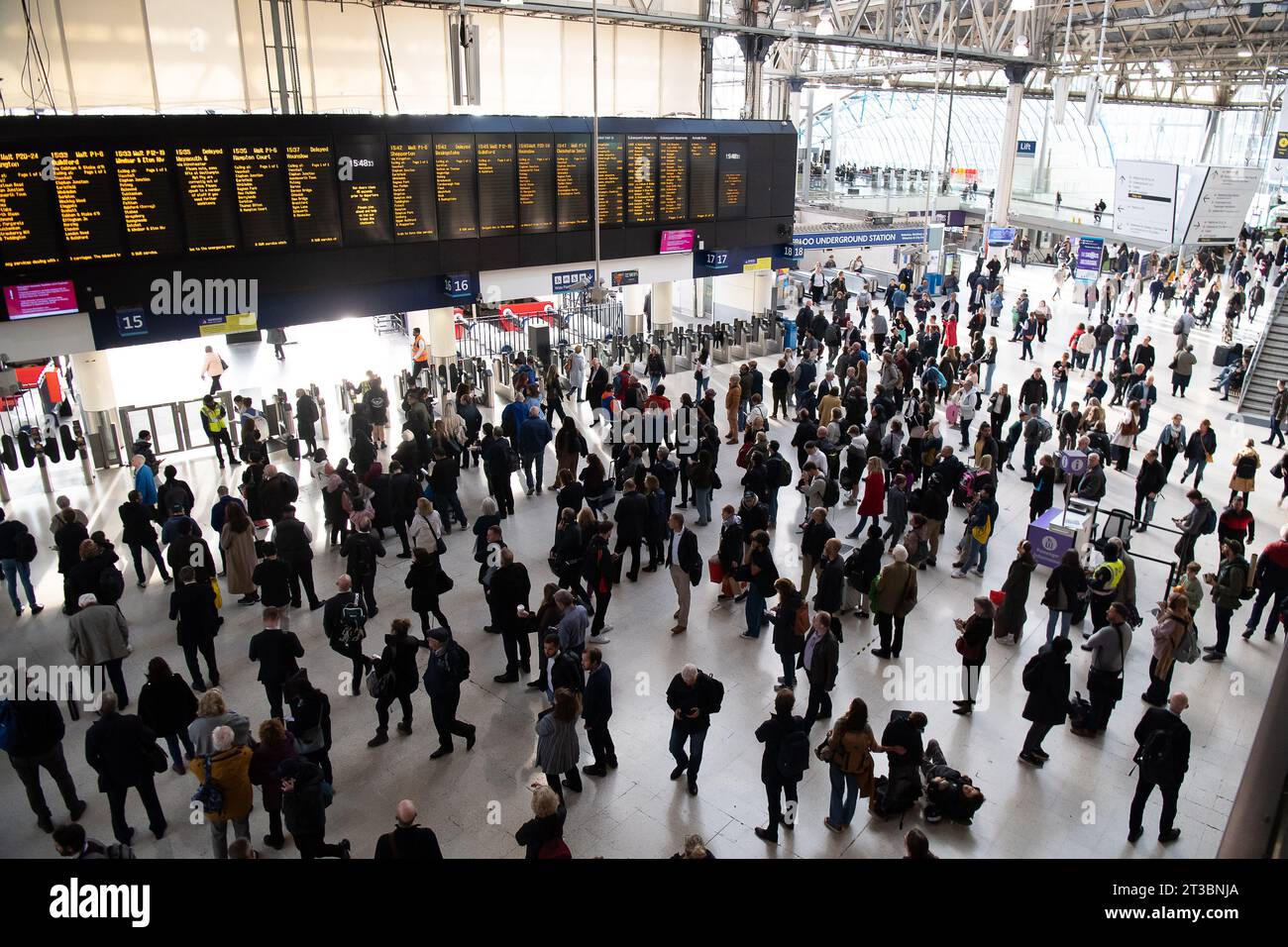 Waterloo, Londra, Regno Unito. 24 ottobre 2023. È stato un pomeriggio e una serata frenetici alla stazione di Waterloo a Londra. La South Western Railway segnalava gravi interruzioni in quanto i treni erano stati ritardati o cancellati da Waterloo questo pomeriggio e la sera a seguito di un incidente, presumibilmente fatale, tra Surbiton e Clapham Junction. Treni per Kingston/Shepperton, Chessington/Epsom, Surbinton/Cobham, Hounslow Loop, Reading/Windsor Lines, South Western Mailine, West of England, South Hampshire locali, Ascot/Guildford e Surban Lines furono tutti coinvolti. Credito: Maureen McLean/Alamy Live News Foto Stock