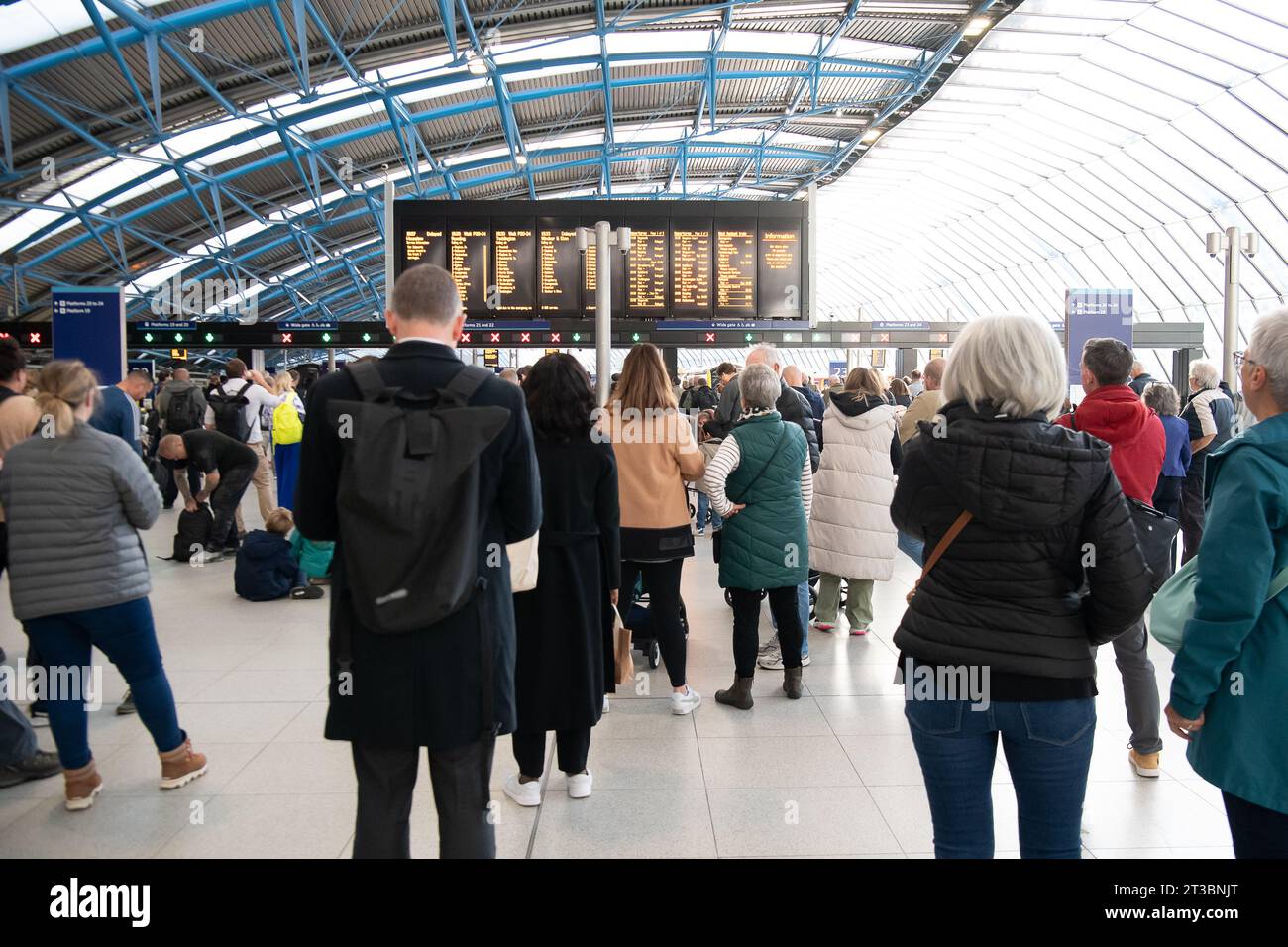 Waterloo, Londra, Regno Unito. 24 ottobre 2023. È stato un pomeriggio e una serata frenetici alla stazione di Waterloo a Londra. La South Western Railway segnalava gravi interruzioni in quanto i treni erano stati ritardati o cancellati da Waterloo questo pomeriggio e la sera a seguito di un incidente, presumibilmente fatale, tra Surbiton e Clapham Junction. Treni per Kingston/Shepperton, Chessington/Epsom, Surbinton/Cobham, Hounslow Loop, Reading/Windsor Lines, South Western Mailine, West of England, South Hampshire locali, Ascot/Guildford e Surban Lines furono tutti coinvolti. Credito: Maureen McLean/Alamy Live News Foto Stock