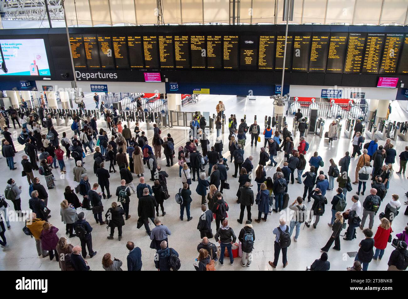 Waterloo, Londra, Regno Unito. 24 ottobre 2023. È stato un pomeriggio e una serata frenetici alla stazione di Waterloo a Londra. La South Western Railway segnalava gravi interruzioni in quanto i treni erano stati ritardati o cancellati da Waterloo questo pomeriggio e la sera a seguito di un incidente, presumibilmente fatale, tra Surbiton e Clapham Junction. Treni per Kingston/Shepperton, Chessington/Epsom, Surbinton/Cobham, Hounslow Loop, Reading/Windsor Lines, South Western Mailine, West of England, South Hampshire locali, Ascot/Guildford e Surban Lines furono tutti coinvolti. Credito: Maureen McLean/Alamy Live News Foto Stock