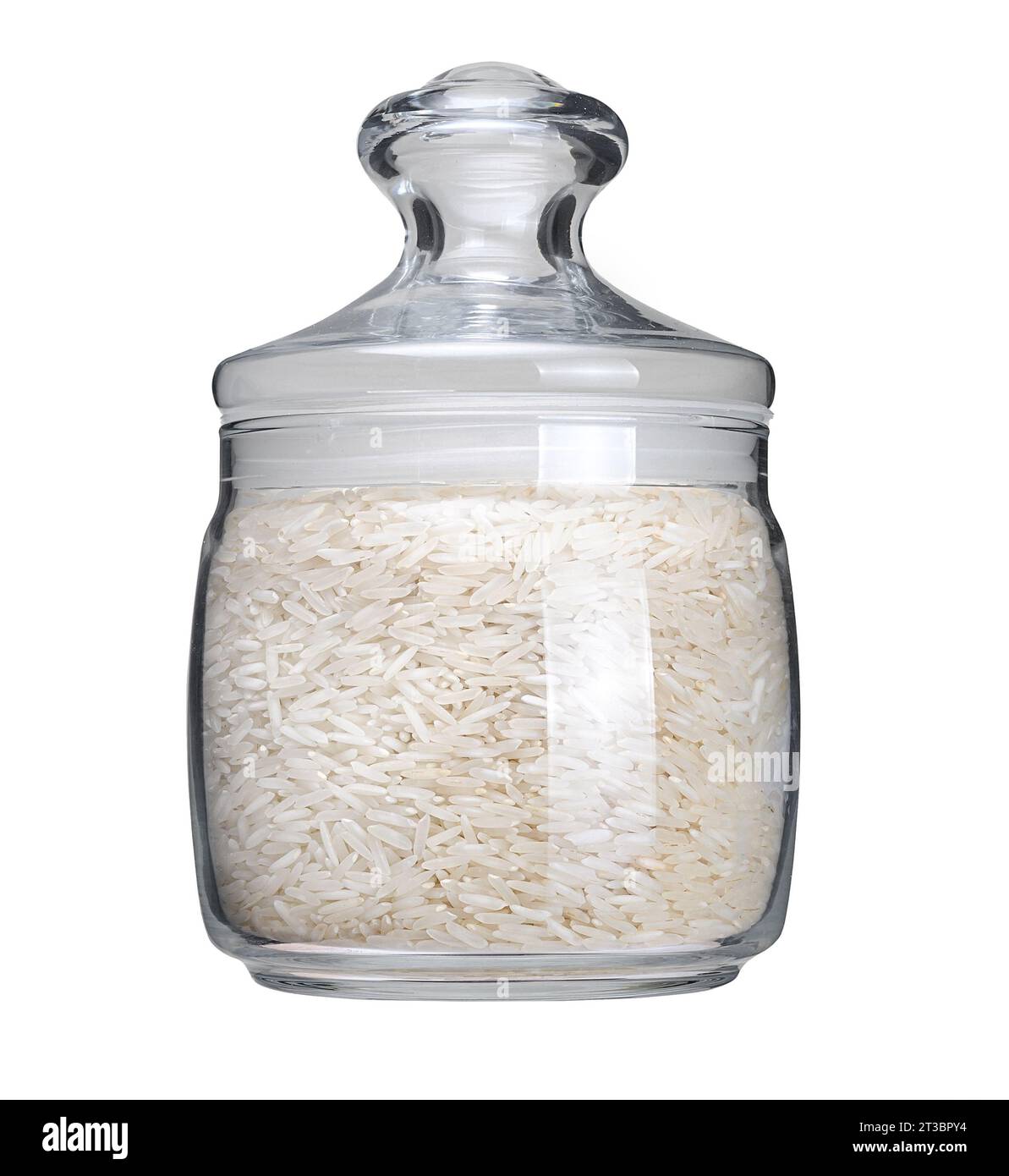 Basmati di riso lungo in vaso di vetro isolato su sfondo bianco. Riso secco e crudo Foto Stock