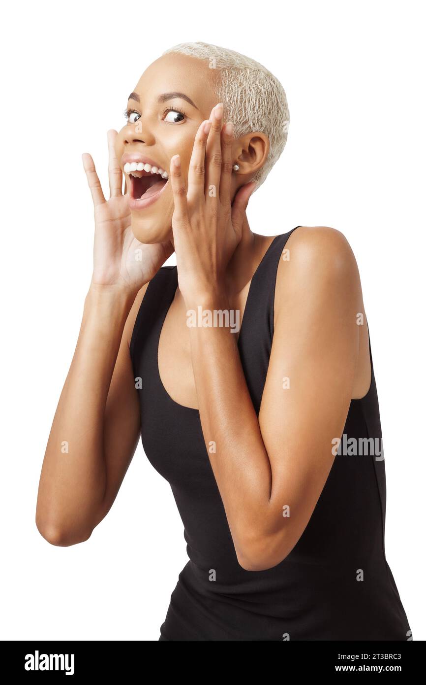 donna nera sorridente e gioiosa con i capelli sbiancati che ride di stupore, isolata su sfondo bianco, con le mani vicino alla bocca che urla di gioia a. Foto Stock