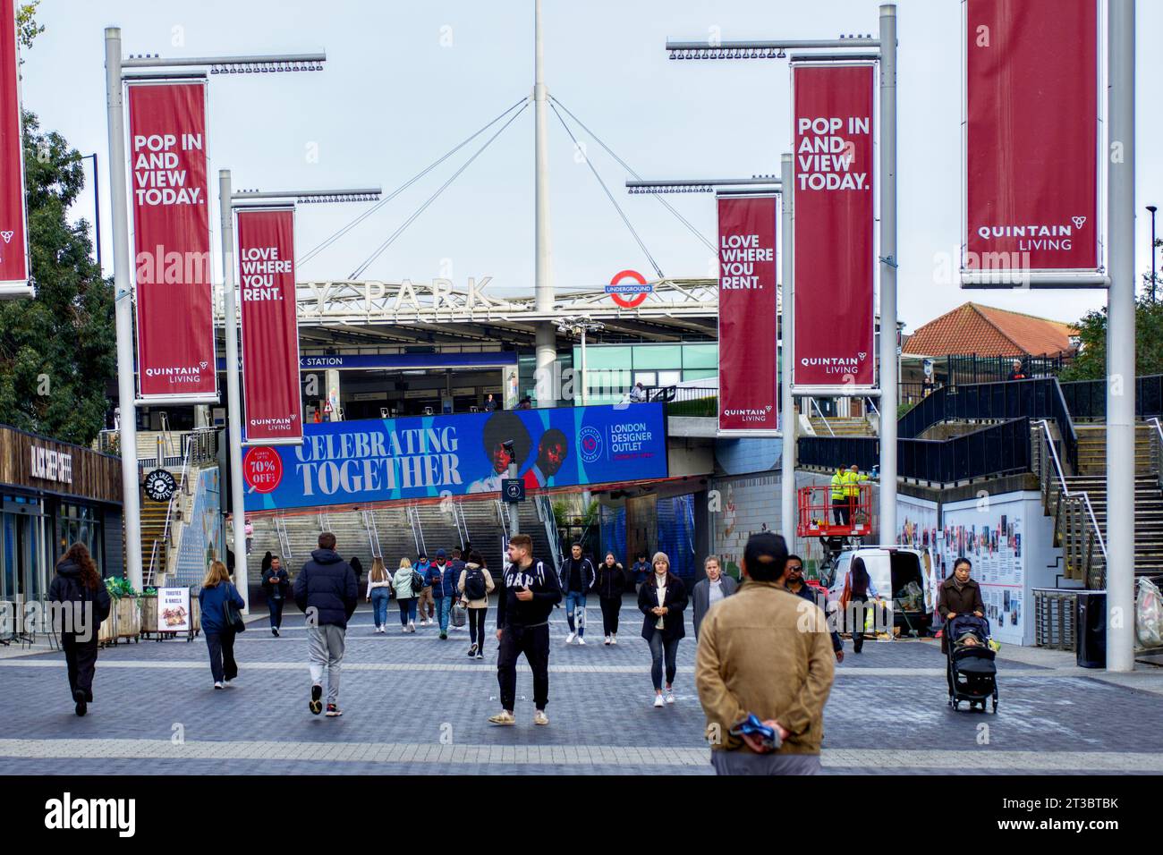Gente che cammina lungo Olympic Way, Wembley Park, Borough of Brent, Londra, Inghilterra, REGNO UNITO Foto Stock
