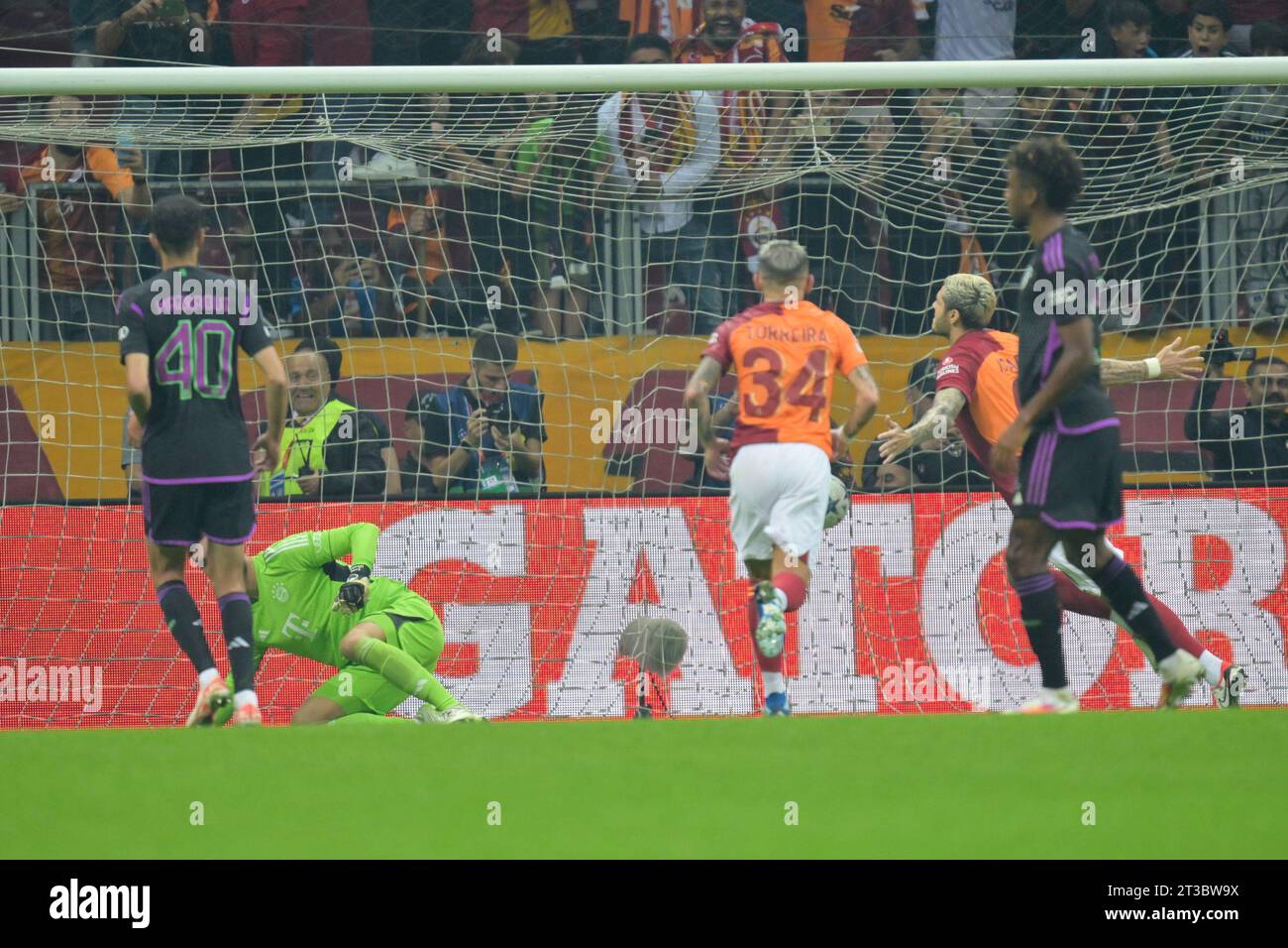 Istanbul, Turchia. 24 ottobre 2023. Calcio: Champions League, Galatasaray Istanbul - Bayern Monaco, fase a gironi, gruppo A, giorno 3, Türk Telekom Arena, Mauro Icardi di Galatasaray Istanbul (r) equipara a 1:1. Crediti: Peter Kneffel/dpa/Alamy Live News Foto Stock