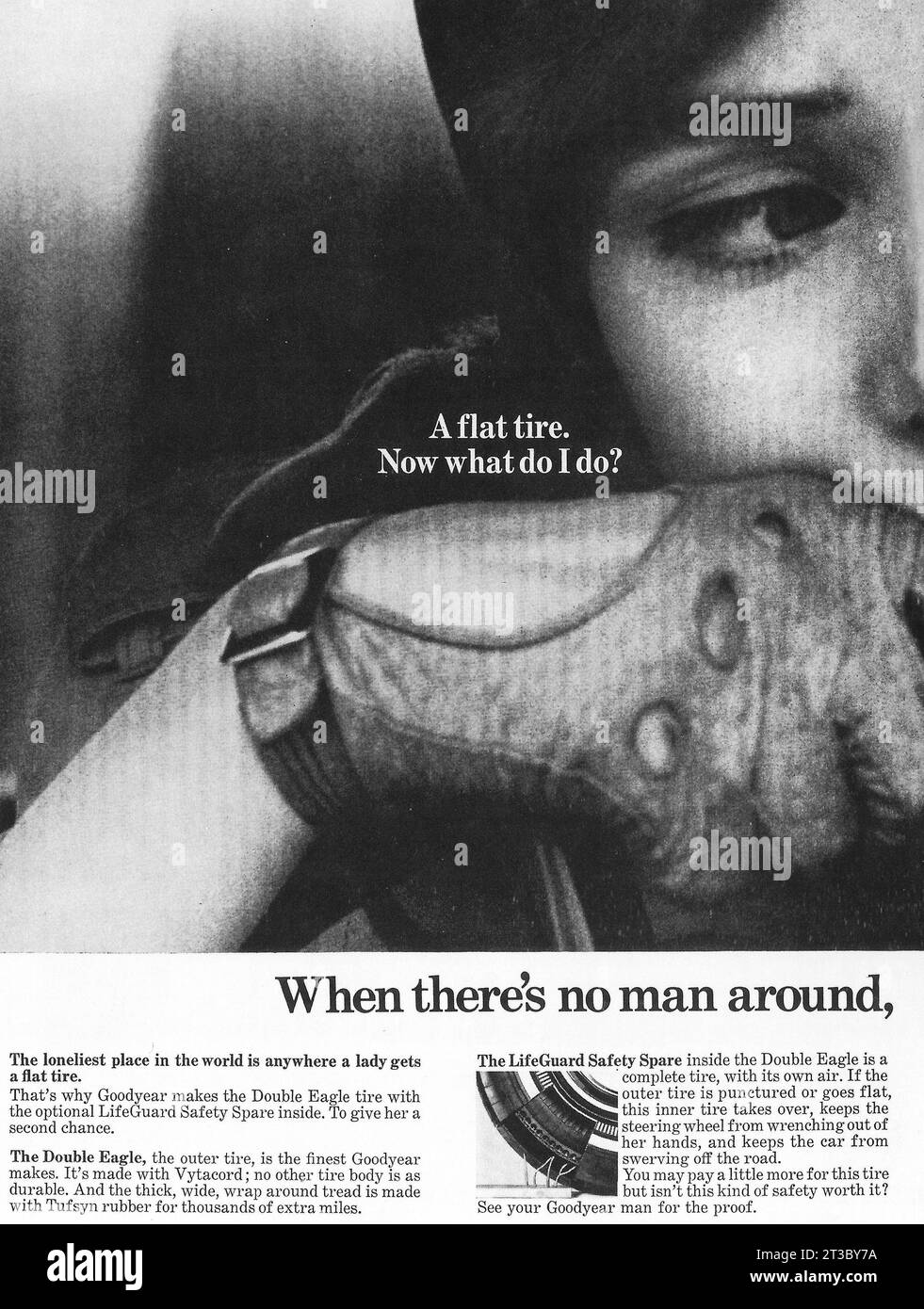 1960s Goodyear pneumatico a doppia aquila ad. "Uno pneumatico sgonfio. Ora che faccio? quando non c'e' nessun uomo intorno ai ... anni una signora ottiene una gomma a terra ' Foto Stock