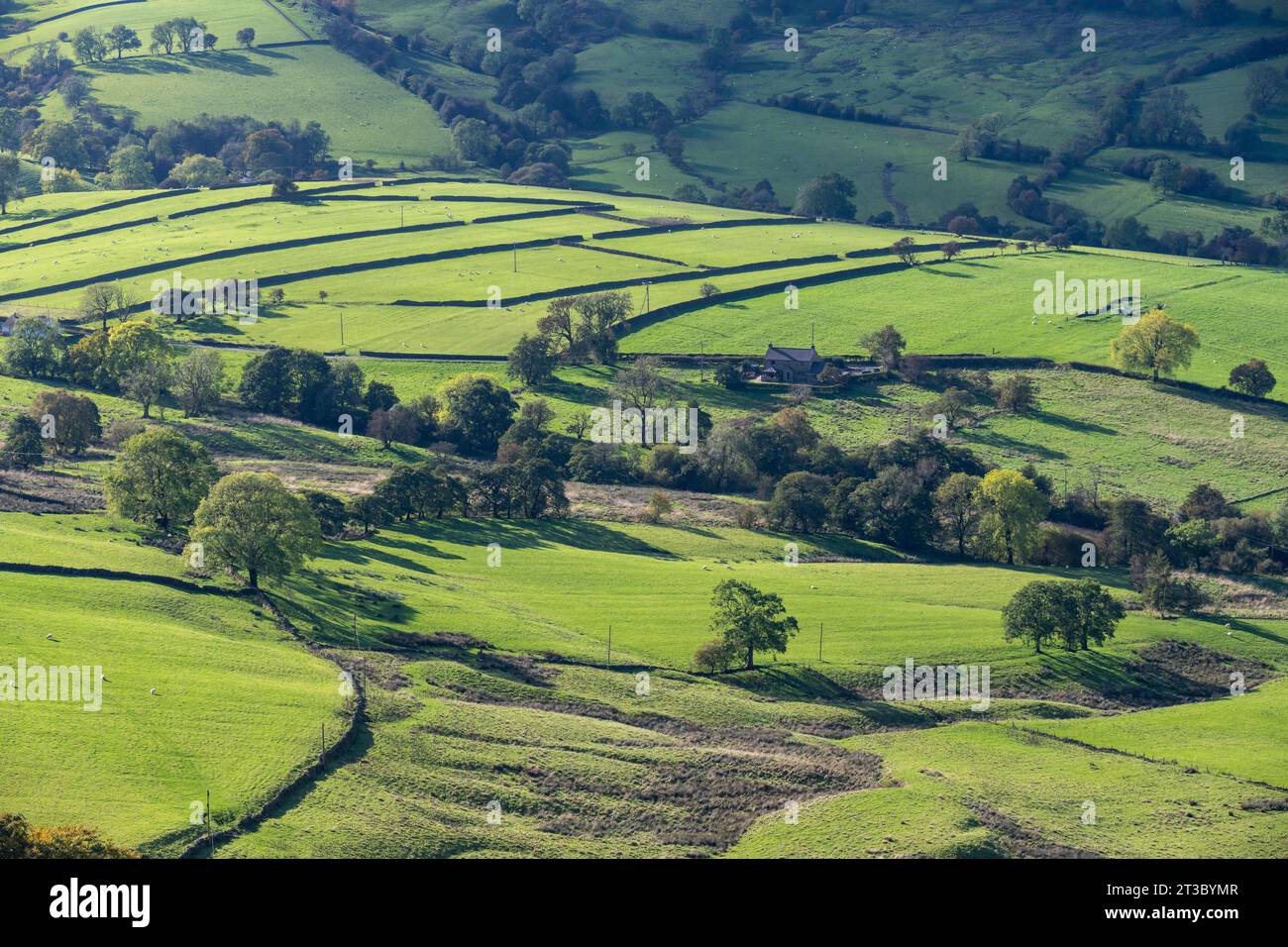 Campagna verde intorno al villaggio di Combs nel Derbyshire, in Inghilterra, in un soleggiato giorno di ottobre. Foto Stock