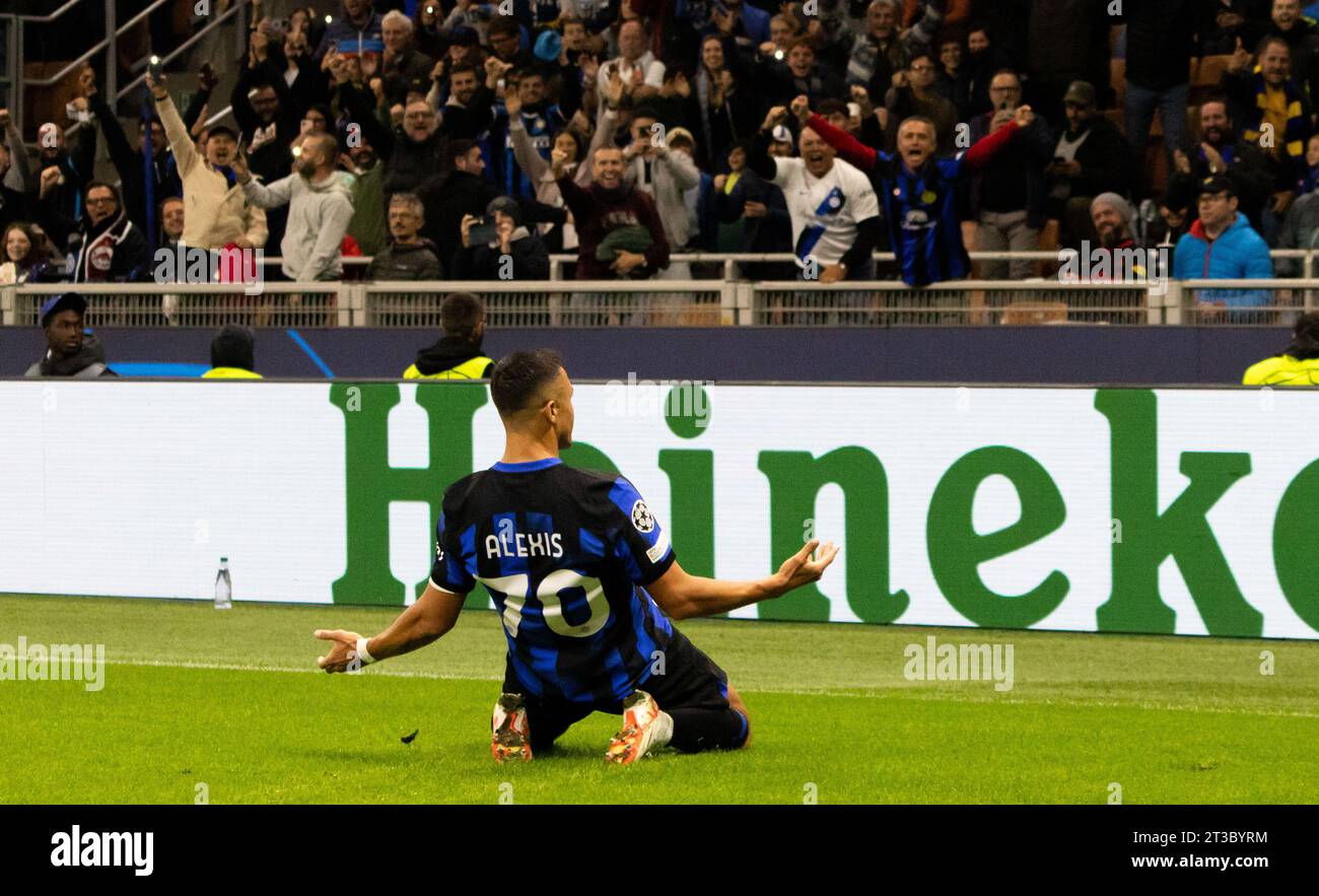 Milano, Italia. 24 ottobre 2023. Inter Alexis Sanchez festeggia durante l'Inter - FC Internazionale vs FC Salisburgo, la partita di calcio della UEFA Champions League a Milano, Italia, 24 ottobre 2023 credito: Agenzia fotografica indipendente/Alamy Live News Foto Stock