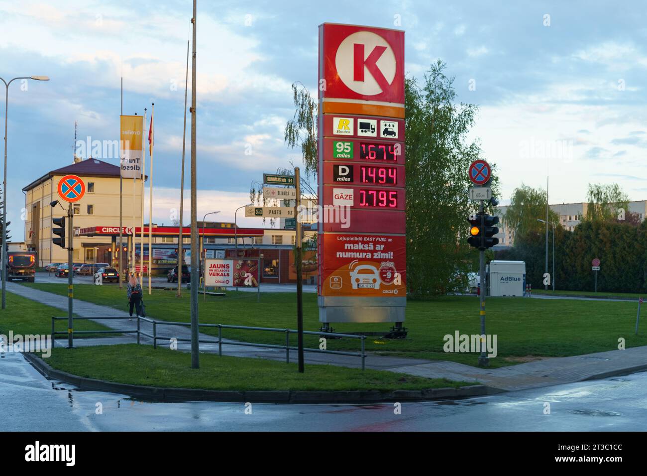 Trakai, Lituania - 3 maggio 2023: Distributore circolare di benzina vicino all'autostrada. Foto Stock