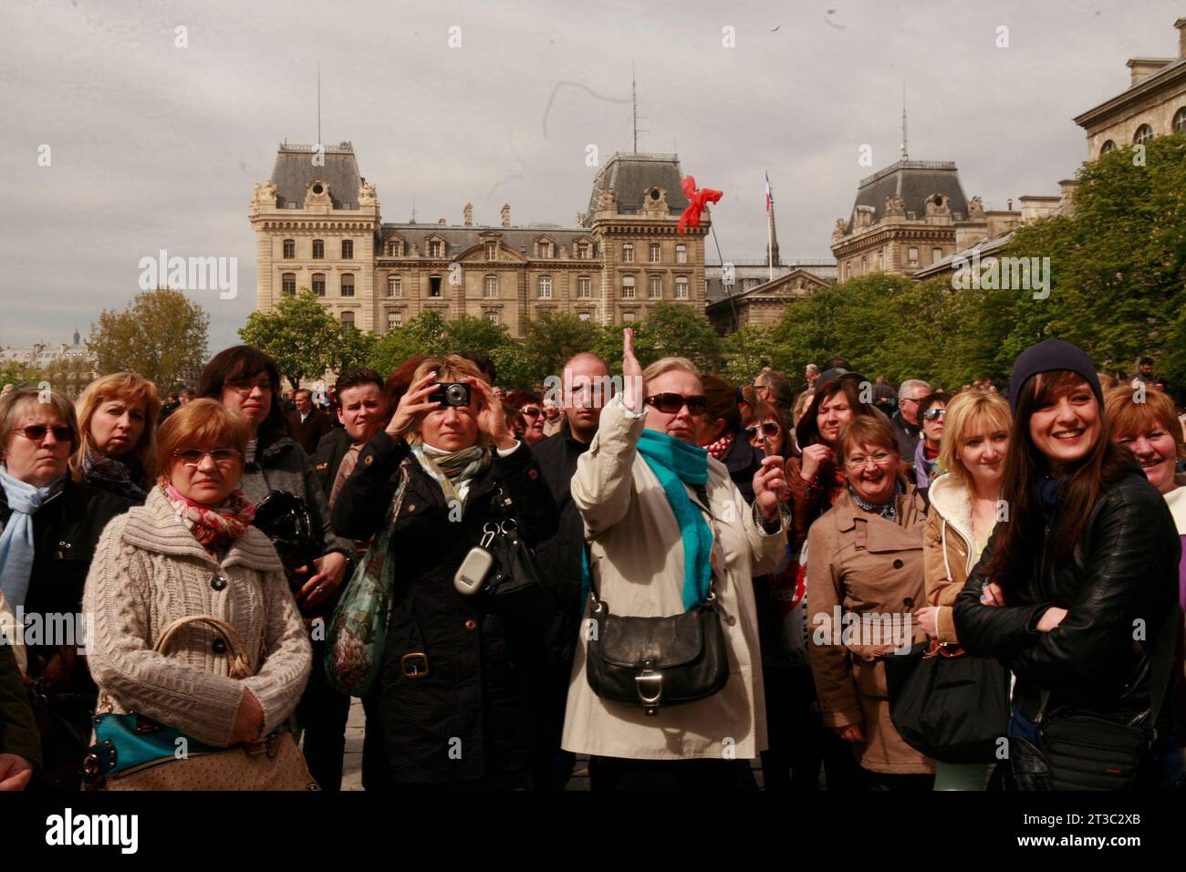 Il turista sta sta fotografando la Cattedrale di Notre Dame, Parigi Foto Stock