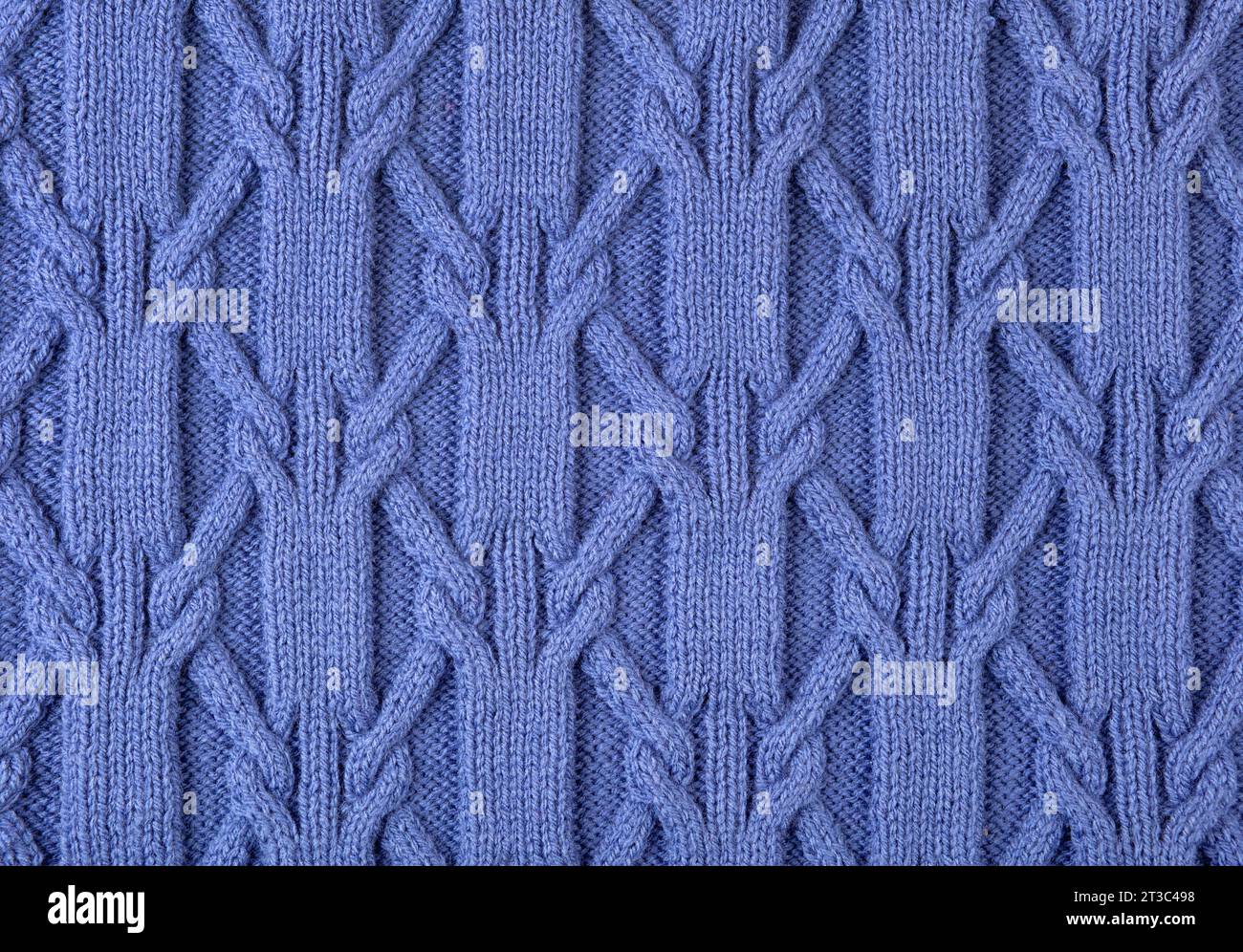 Sfondo astratto blu a maglia. Tessuto a maglia grande con motivo. Primo piano di una coperta a maglia. Copia spazio Foto Stock
