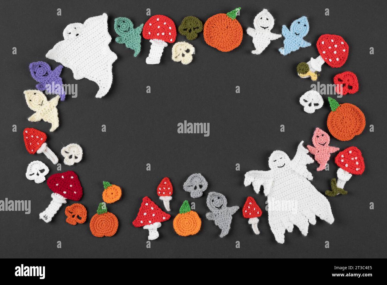 Buon Halloween Holiday. Decorazioni di Halloween, fantasmi a maglia, sgabelli rossi, zucche arancioni su sfondo nero. Biglietto d'auguri di Halloween m Foto Stock