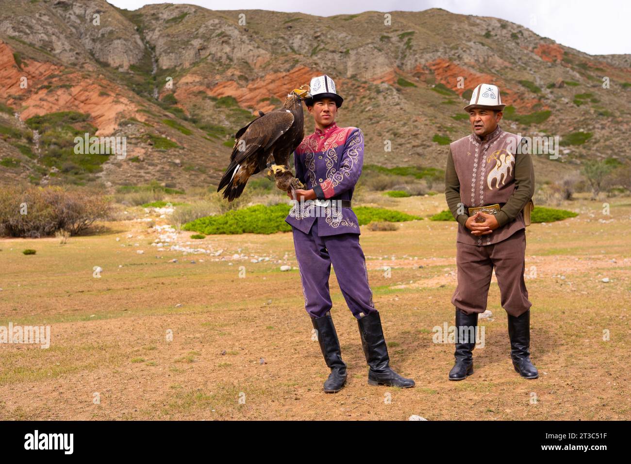 Cacciatore del Kirghizistan con Aquila reale addestrata (Aquila chrysaetos), lago Song kol, regione di Naryn, Kirghizistan Foto Stock