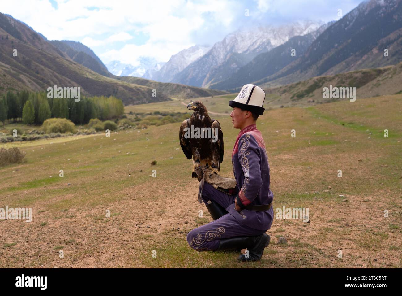 Cacciatore del Kirghizistan con Aquila reale addestrata (Aquila chrysaetos), lago Song kol, regione di Naryn, Kirghizistan Foto Stock