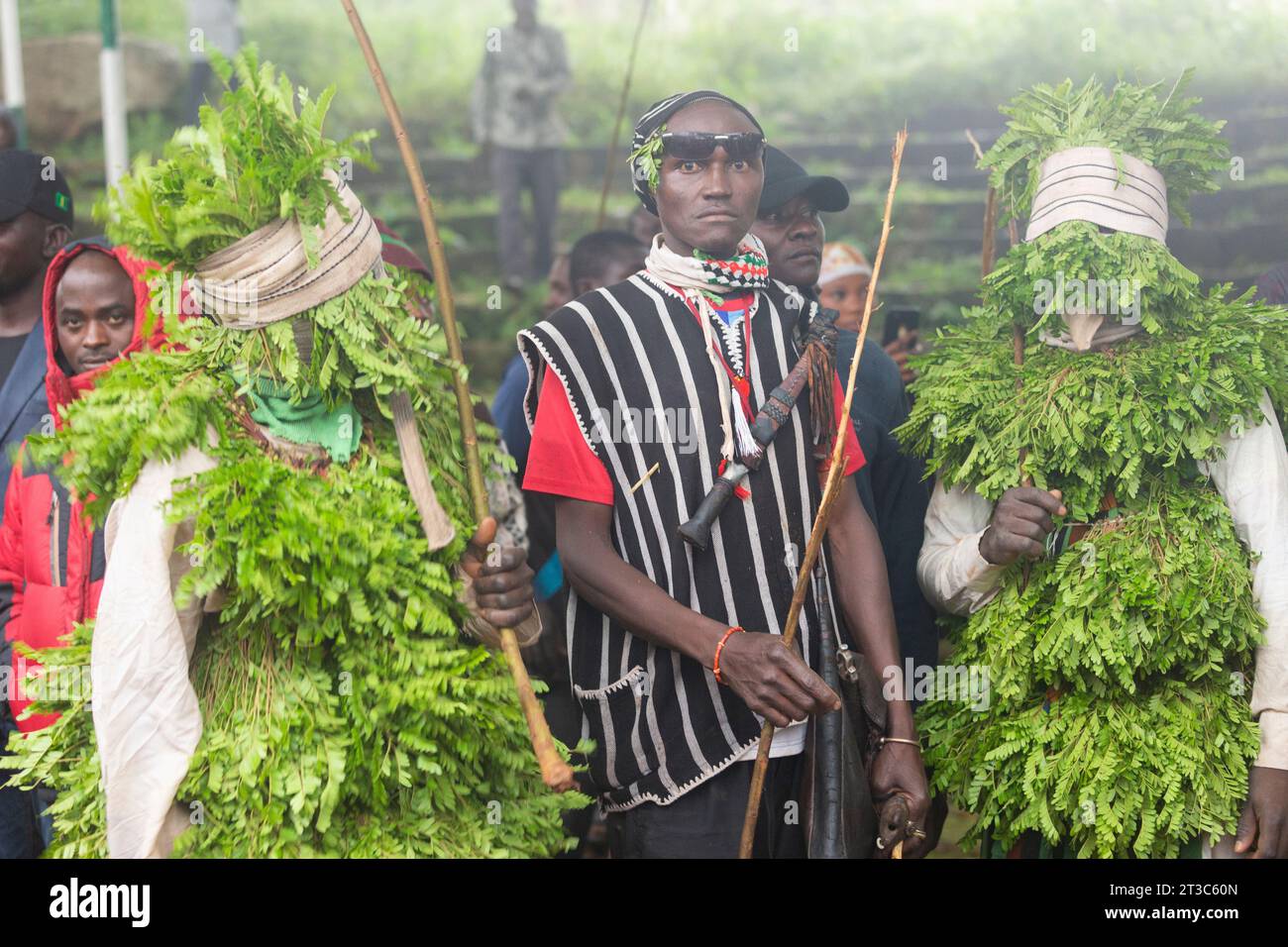 I NGAs si esibiscono in maschera durante il Puusdung Festival 2023 a Pankshin, Plateau State, Nigeria. Foto Stock
