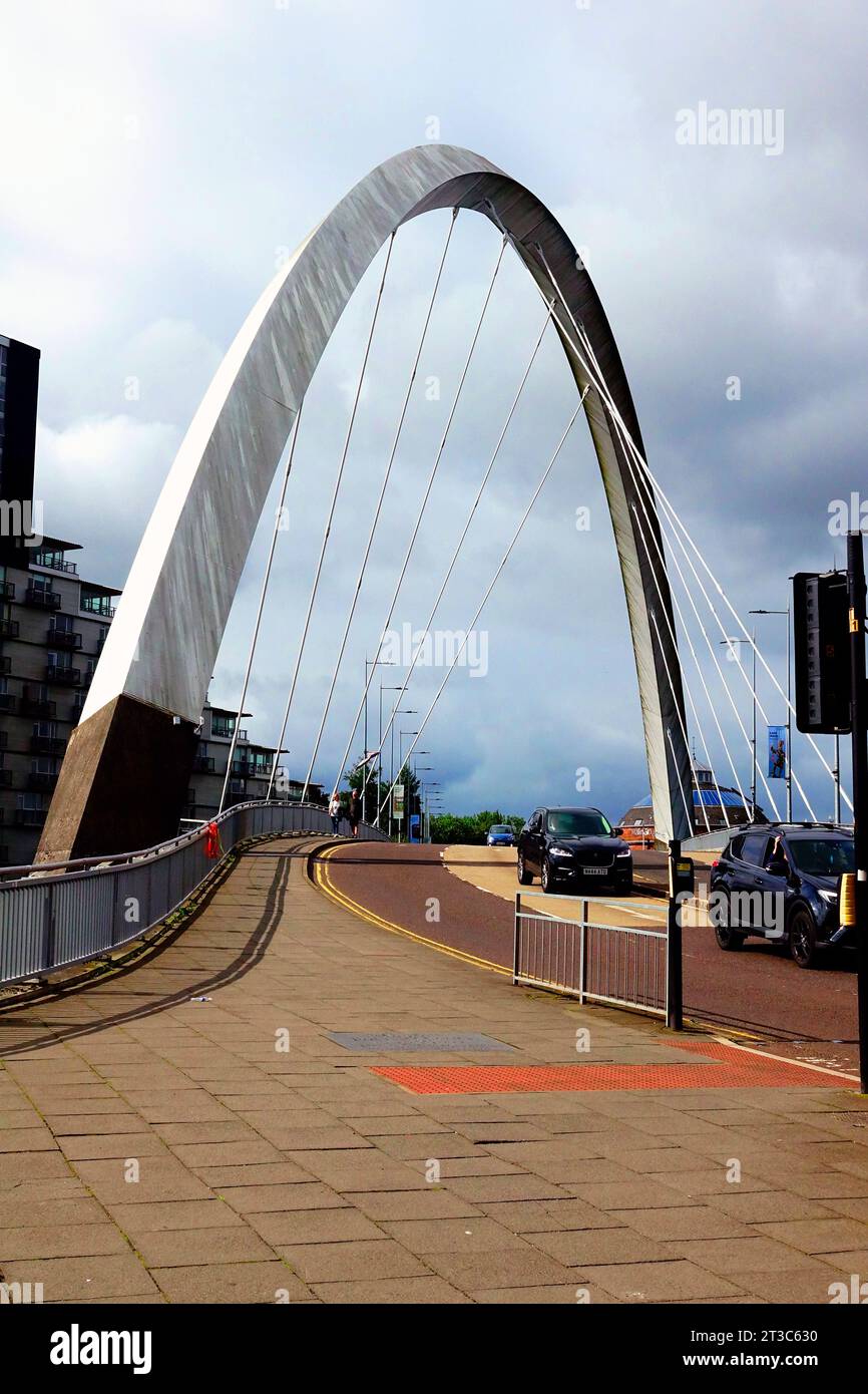 Clyde Arc Squinty Bridge sul fiume Cllyde Glasgow Scozia Regno Unito Isole britanniche Foto Stock