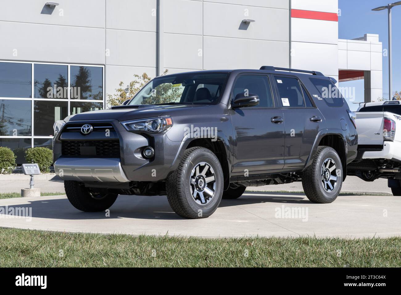 Noblesville - 22 ottobre 2023: Esposizione di Toyota 4Runner presso una concessionaria. Toyota offre la 4Runner nei modelli SR5, TRD, TRD Pro e Limited. Foto Stock