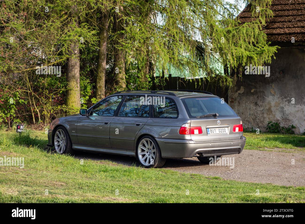 HAVIROV, REPUBBLICA CECA - 4 MAGGIO 2023: BMW 5-Seires Touring E39 con grandi cerchi in lega Foto Stock