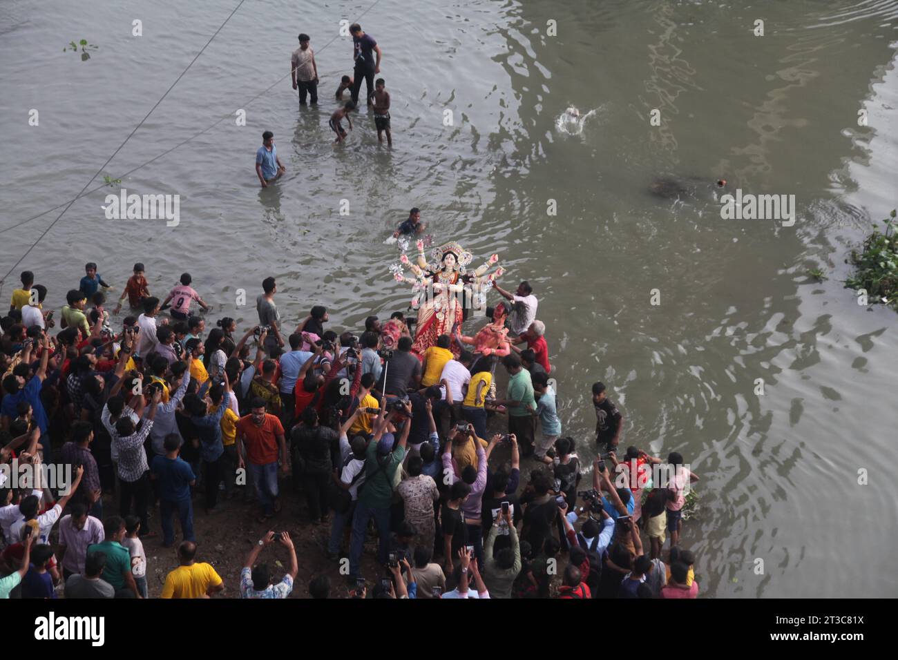 Dhaka Bangladesh 24 october2023,i credenti della comunità Sanata terminano le loro formalità di “Durga Puja” sacrificando idolo sacro. La foto è scattata da B. Foto Stock