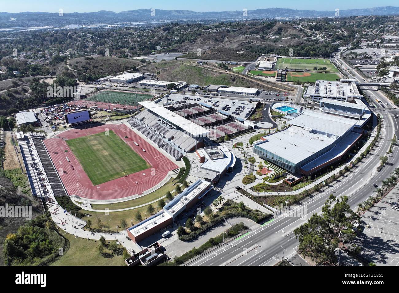 Una vista aerea generale dello Stadio Hilmer Lodge, del complesso acquatico e del campo da tennis al Mt. San Antonio College, sabato 21 ottobre 2023, a Walnut, calib. Foto Stock