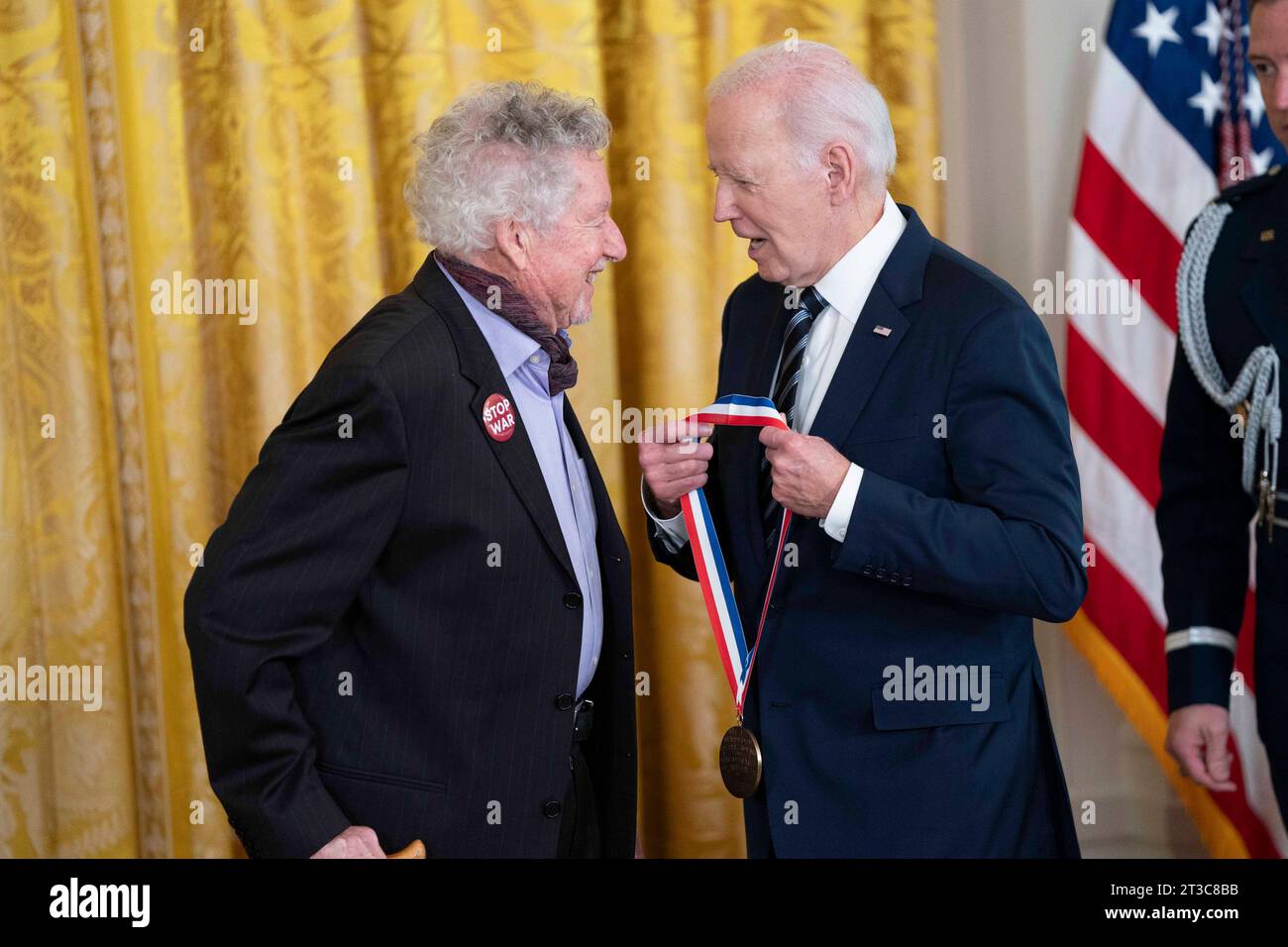 Washington, Stati Uniti. 24 ottobre 2023. Il presidente Joe Biden assegna a Sheldon Weinbaum la National Medal of Science durante una cerimonia nella East Room della Casa Bianca a Washington, DC martedì 24 ottobre 2023. La National Medal of Science riconosce gli individui per i loro contributi nelle scienze fisiche, biologiche, matematiche, ingegneristiche o sociali e comportamentali. Foto di Bonnie Cash/UPI credito: UPI/Alamy Live News Foto Stock