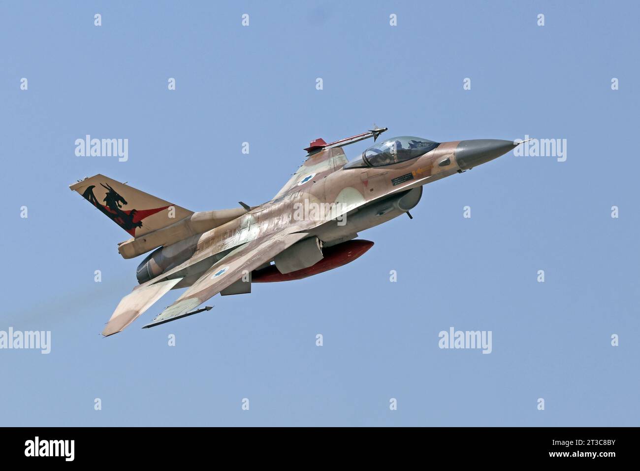 Un F-16C Barak dell'Aeronautica militare israeliana in un passaggio ad alta velocità di basso livello. Foto Stock