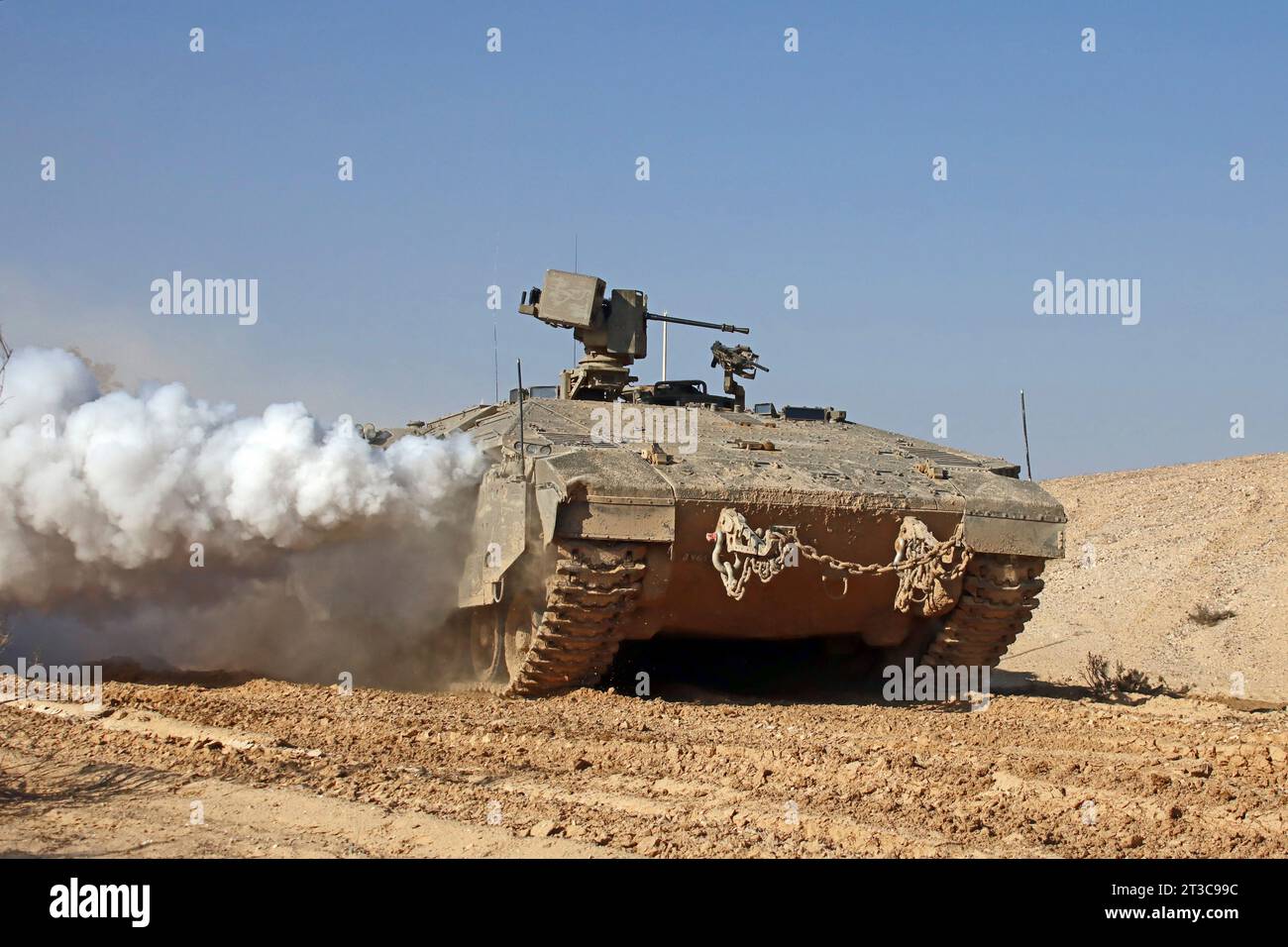 Namer APC delle forze di difesa israeliane rilascia una cortina fumogena. Foto Stock