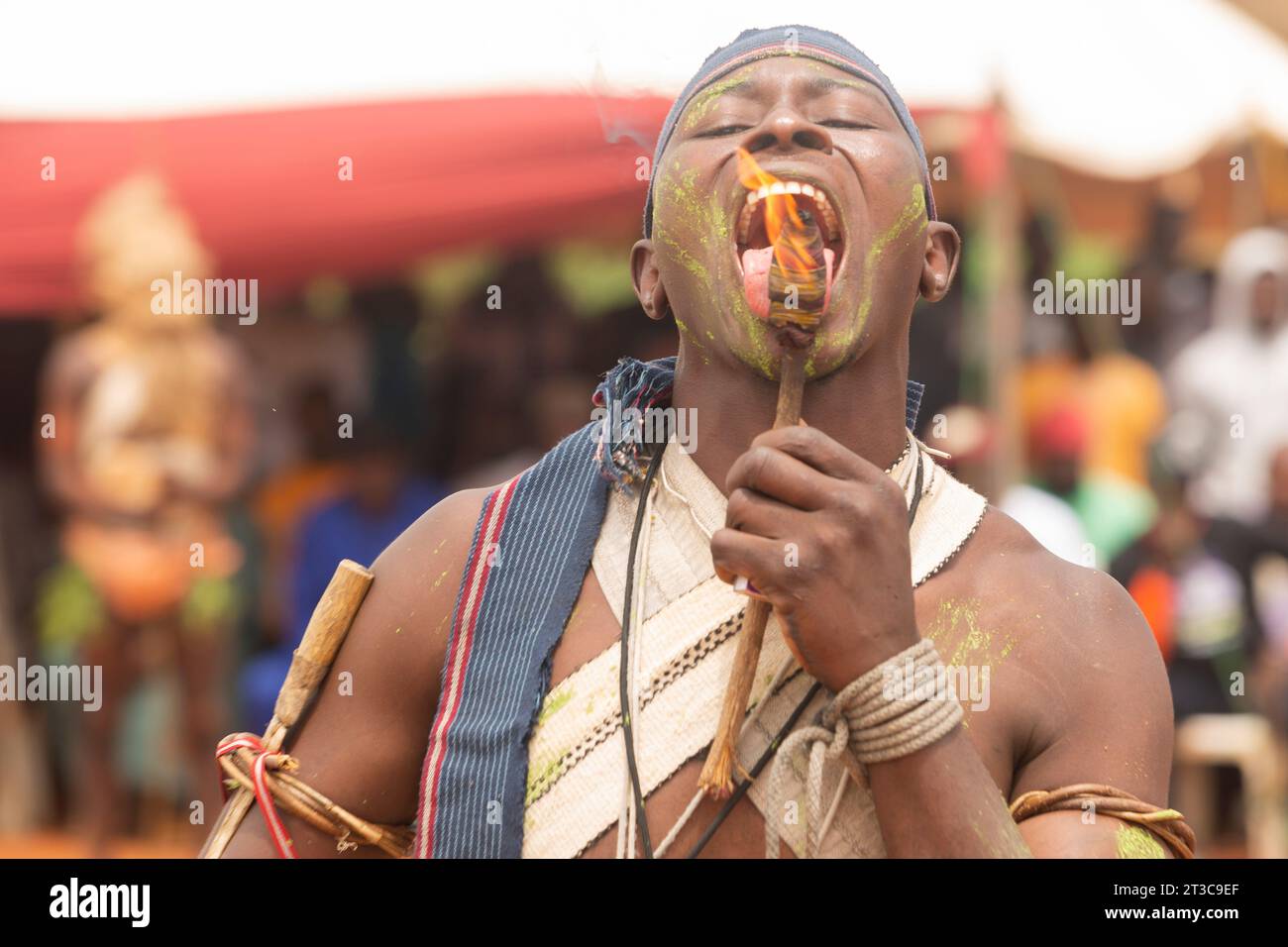 Uomo del fuoco che esegue il suo potere magico durante il Puusdung Festival 2023 al Pankshin Mini Stadium, Plateau State Nigeria. Foto Stock