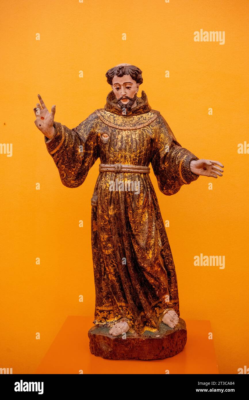 St Francesco d'Assisi (XVIII secolo) in legno dorato, con tecnica di estofado in mostra all'Igreja e Mosteiro de São Francisco (Chiesa di San Francisco), Foto Stock