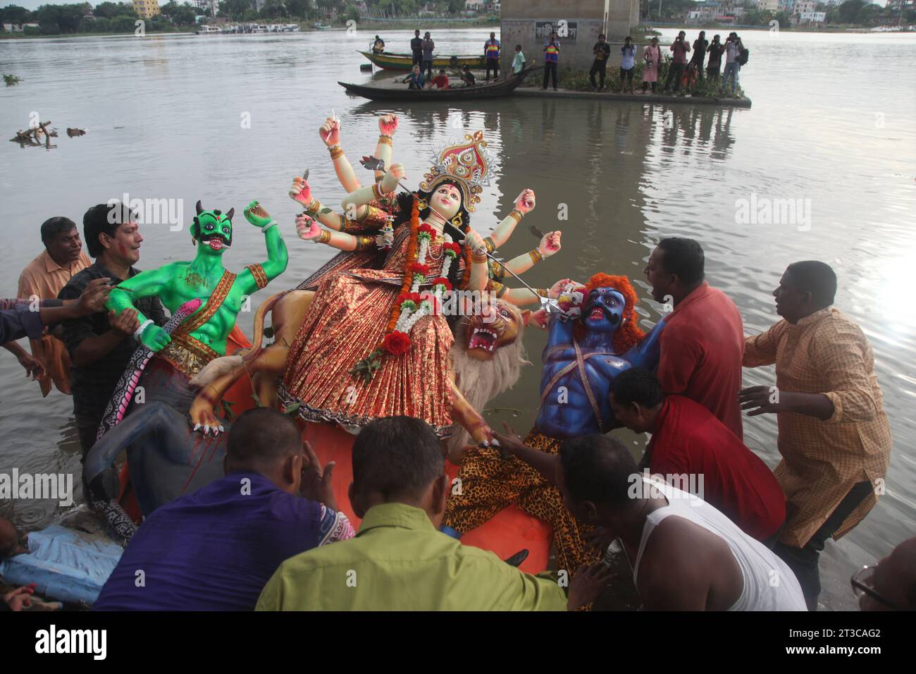 Dhaka Bangladesh 24 october2023,i credenti della comunità Sanata terminano le loro formalità di “Durga Puja” sacrificando idolo sacro. La foto è scattata da B. Foto Stock