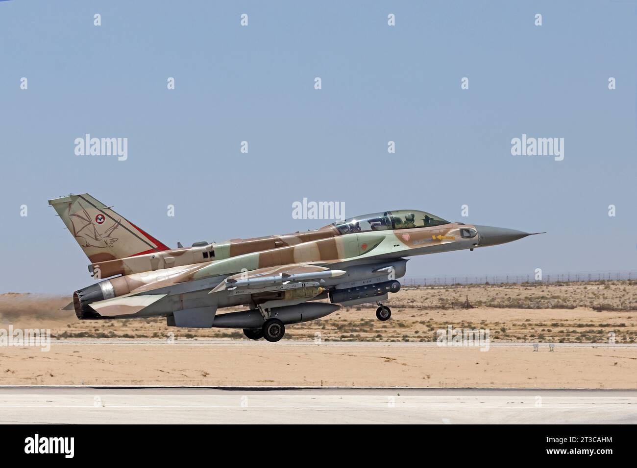 Un F-16I Sufa dell'Aeronautica militare israeliana che decolla armato di bombe generiche. Foto Stock