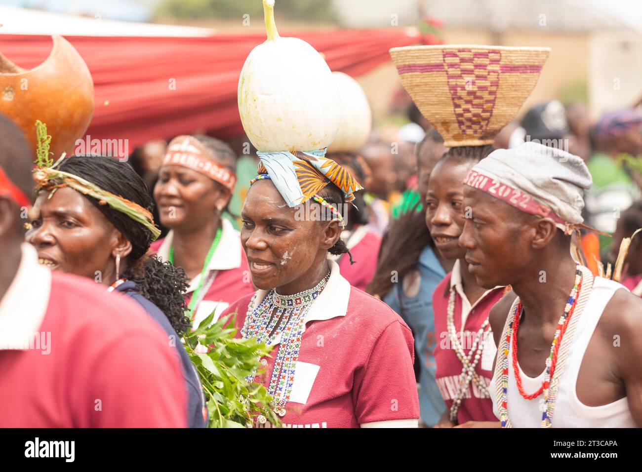 Le donne NGA hanno presentato i loro vasi nativi durante il Puusdung Festival 2023 al Pankshin Mini Stadium, Plateau State Nigeria. Foto Stock