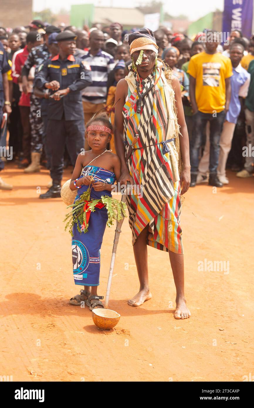 Un uomo e una figlia NGAs che si vestono con un abbigliamento antico NGAs durante il Puusdung Festival 2023 al Pankshin Mini Stadium, Plateau State Nigeria. Foto Stock