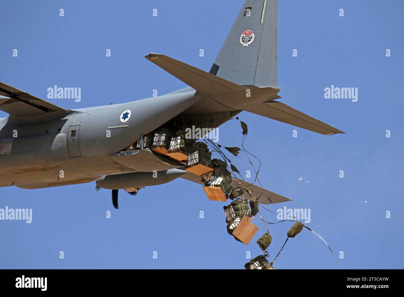 Un C-130J Shimshon dell'Aeronautica militare israeliana che conduce una caduta di rifornimento di basso livello. Foto Stock